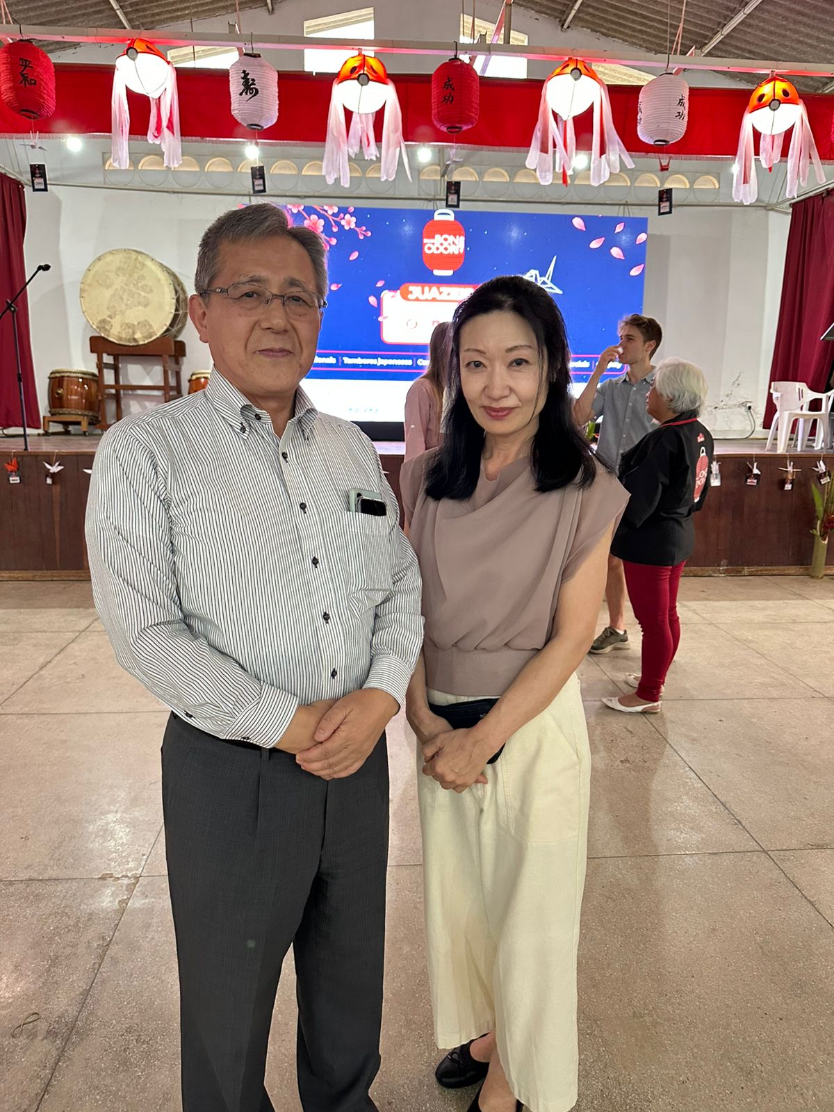 Cônsul-geral Ohno (à esquerda) e sua esposa Chie visitando o Bon Odori de Juazeiro