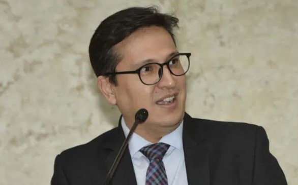 Diretor Diógenes Casaoka