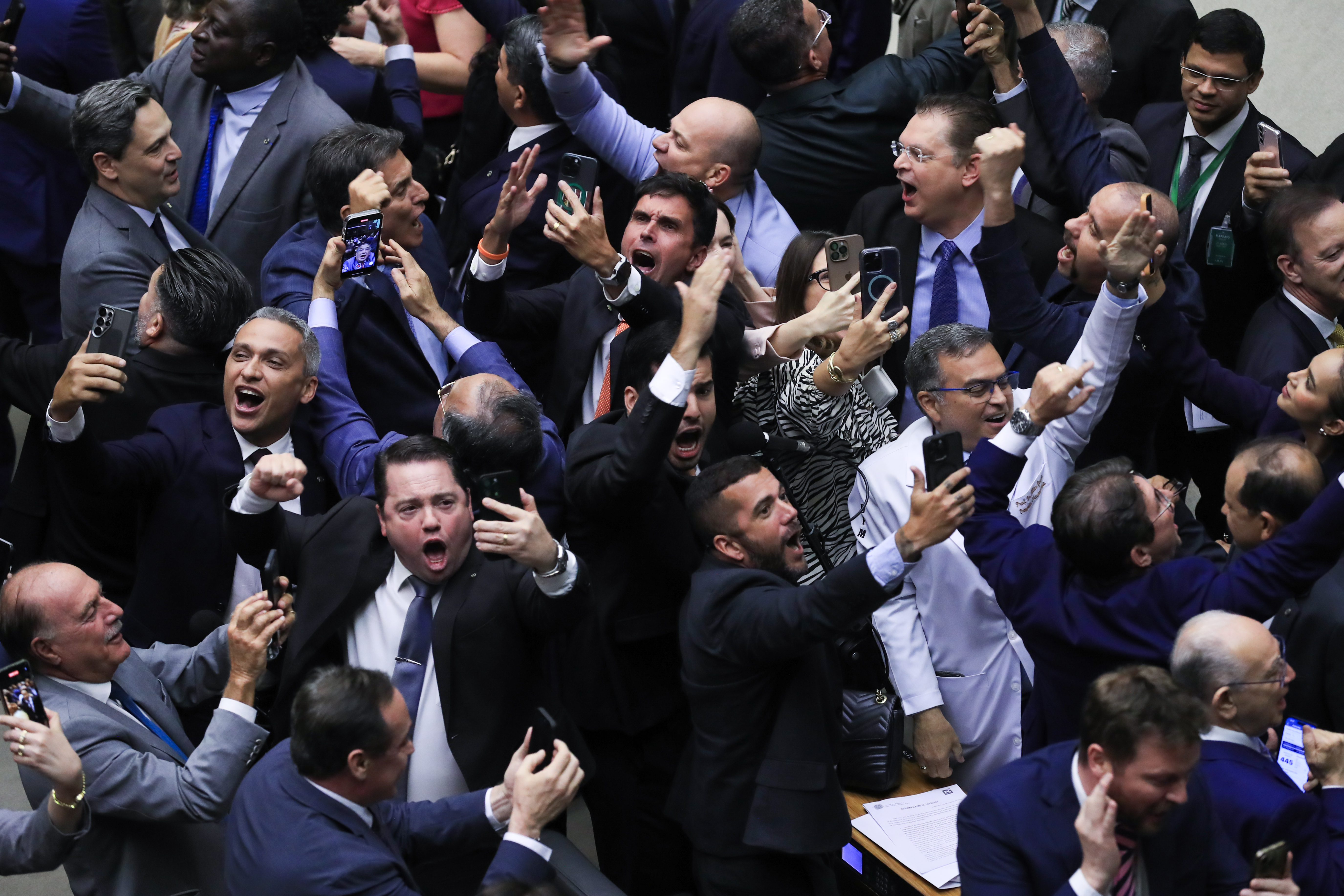 8日の下院で法案否決決議を喜ぶセントロン議員ら(Lula Marques/Agência Brasil)