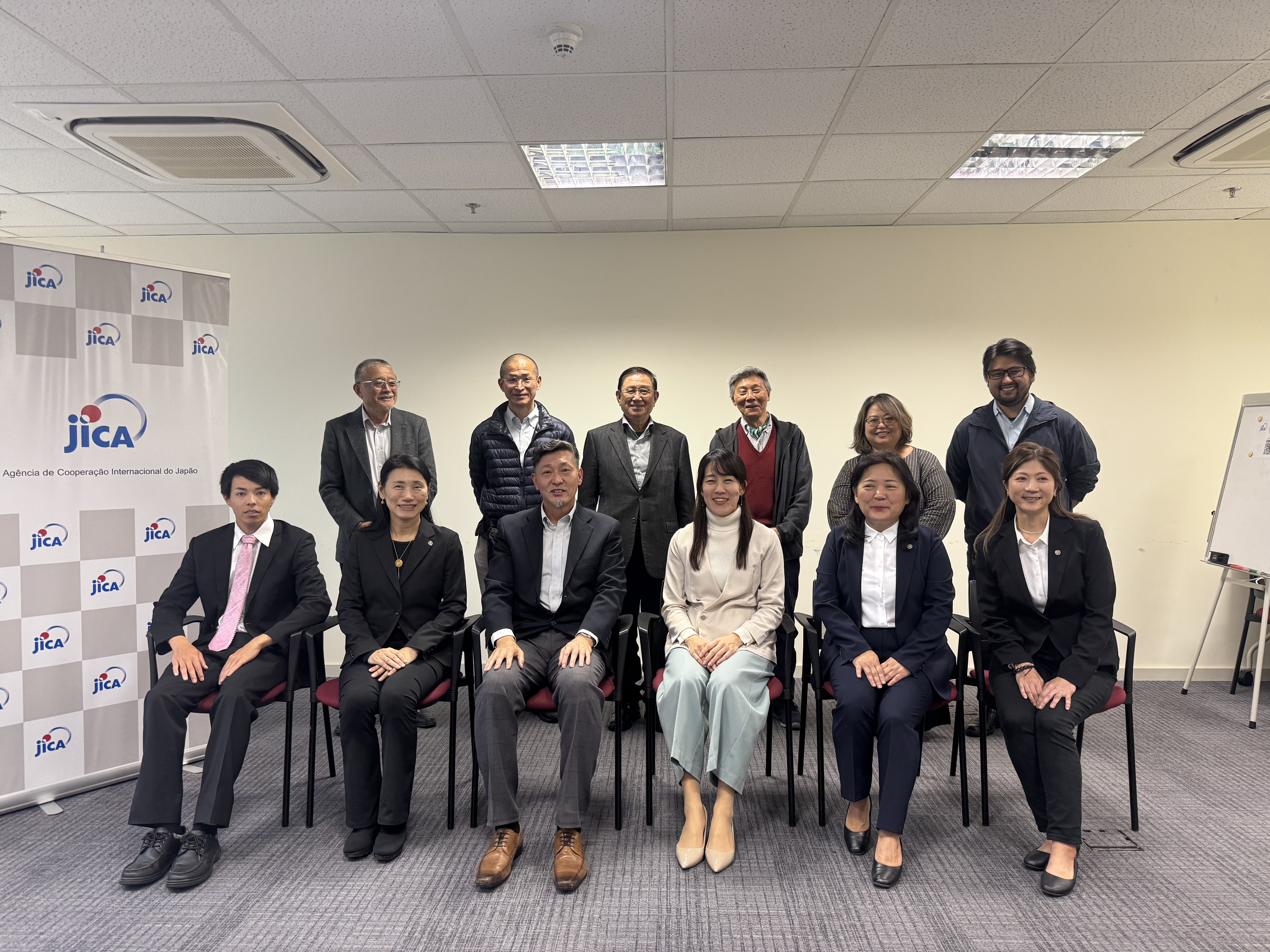 前列左から小崎信秀さん、麻生公子さん、宮崎所長、堀脇次長、芦田園美さん、渡辺尚子さん