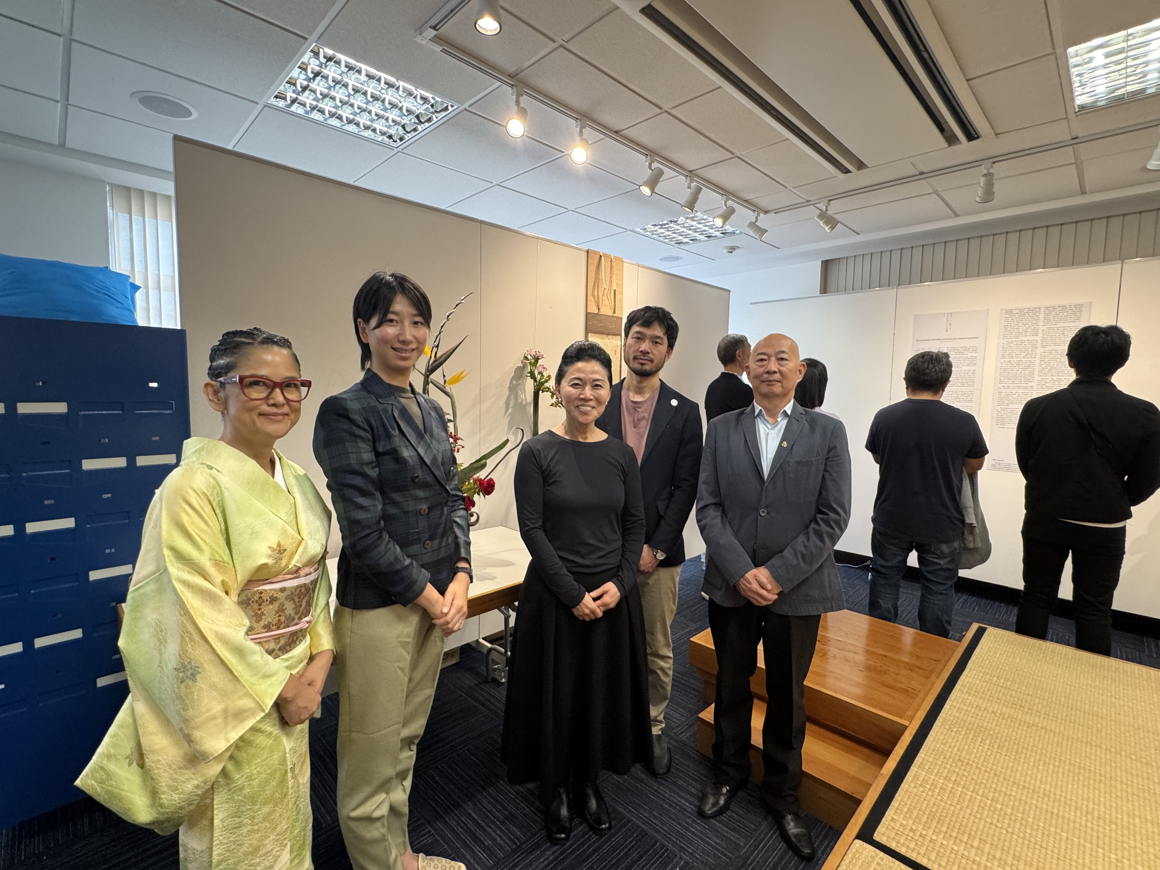 巡回展企画の浦崎モニカさん、山﨑副領事、本間さん、山田副所長、田中へリオさん