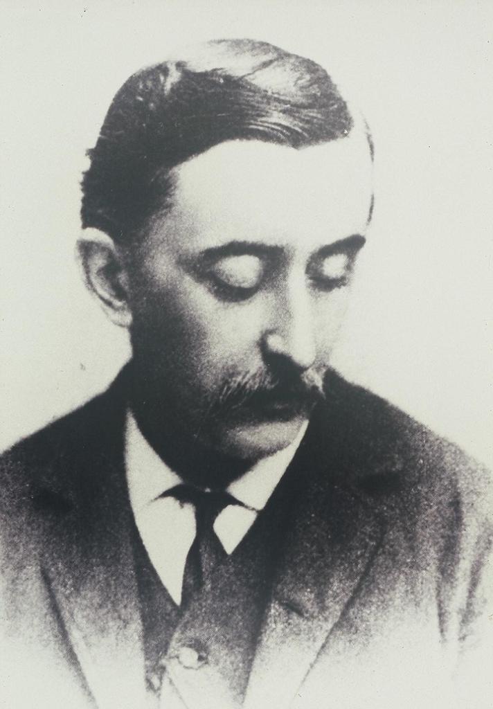 小泉八雲(1889年頃)(Frederick Gutekunst, Public domain, via Wikimedia Commons)