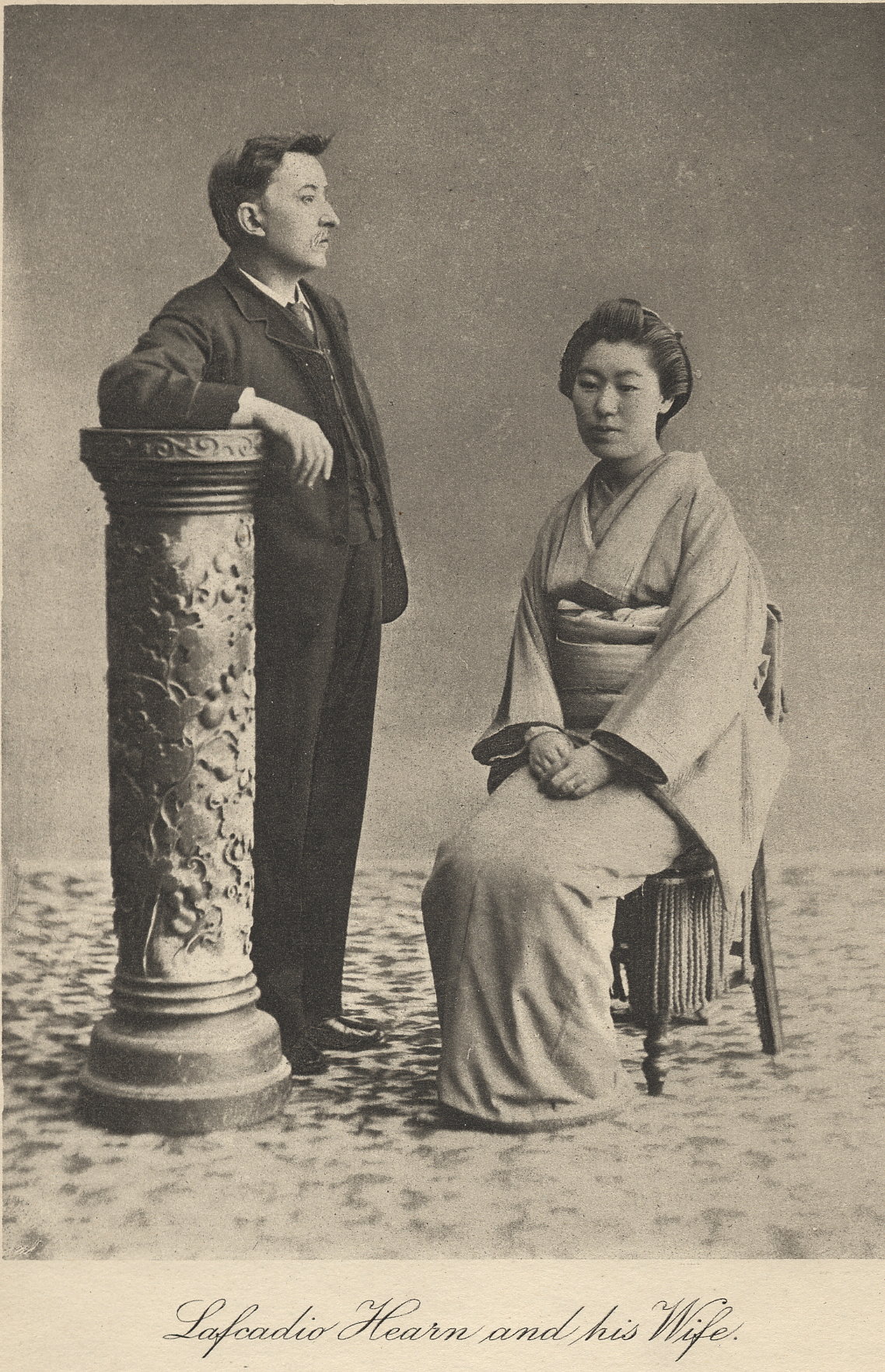 八雲(左)と妻・セツ(右)(Rihei Tomishige (1837-1922), Public domain, via Wikimedia Commons)