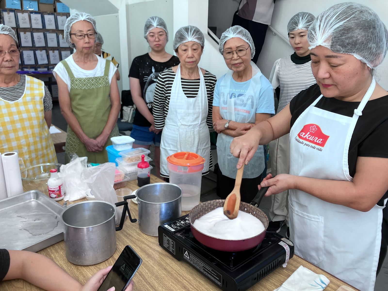 日本語センター＝わらび餅作りを授業に生かす＝芦田ボランティアが指導