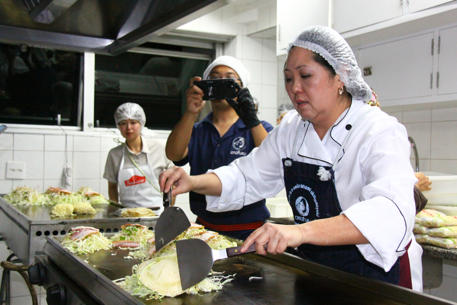 広島お好み焼き試食会＝研修した森本さんが調理実践＝JICAフォローアップ調査で