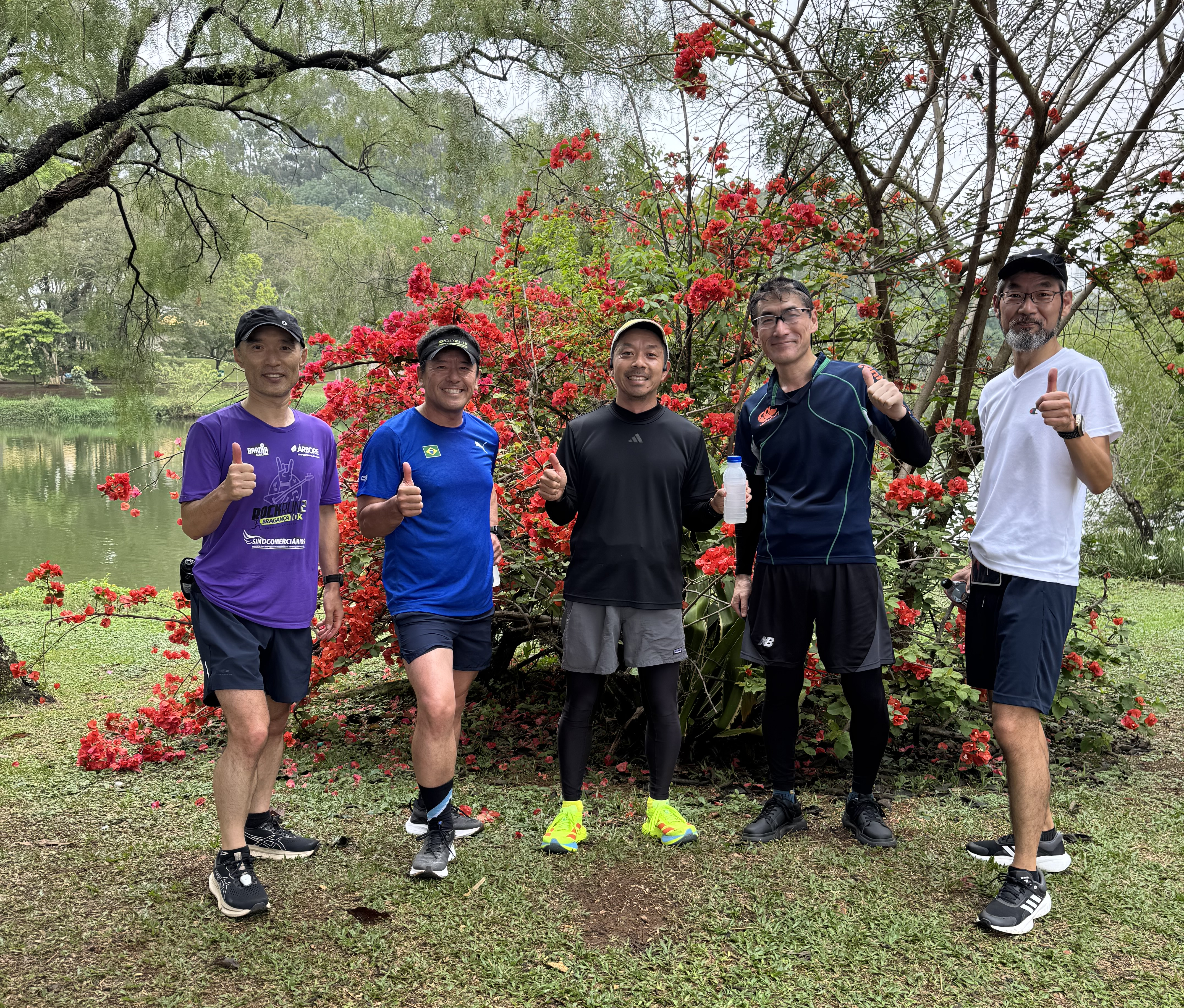 イビラプエラ公園をランニング後にCCCメンバーと(中央が國井さん。本人提供)