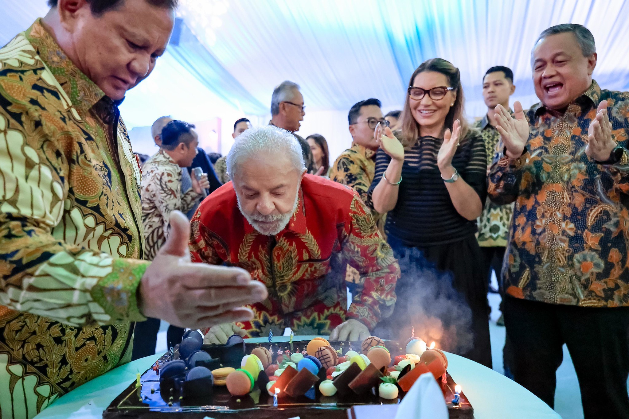 ジャカルタ・ムルデカ宮殿(インドネシア)で10月23日、ルーラ大統領の誕生日をお祝いするインドネシア共和国大統領プラボウォ・スビアント大統領(Foto: Ricardo Stuckert/PR)