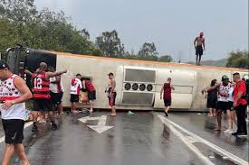 リベルタドーレスに向かうフラメンゴ応援団のバス横転