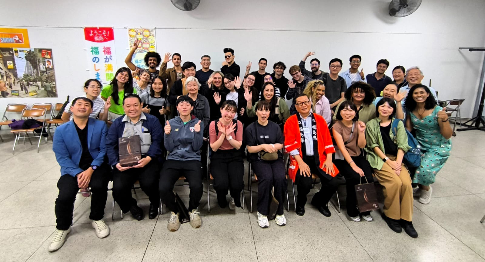 福島県人会の皆さんと土屋さん(前列真ん中左)