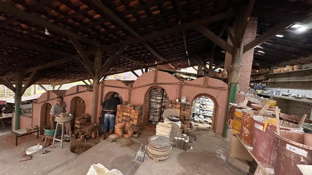 五室の登り窯に作品を入れて火入れの準備をするレイ（左）