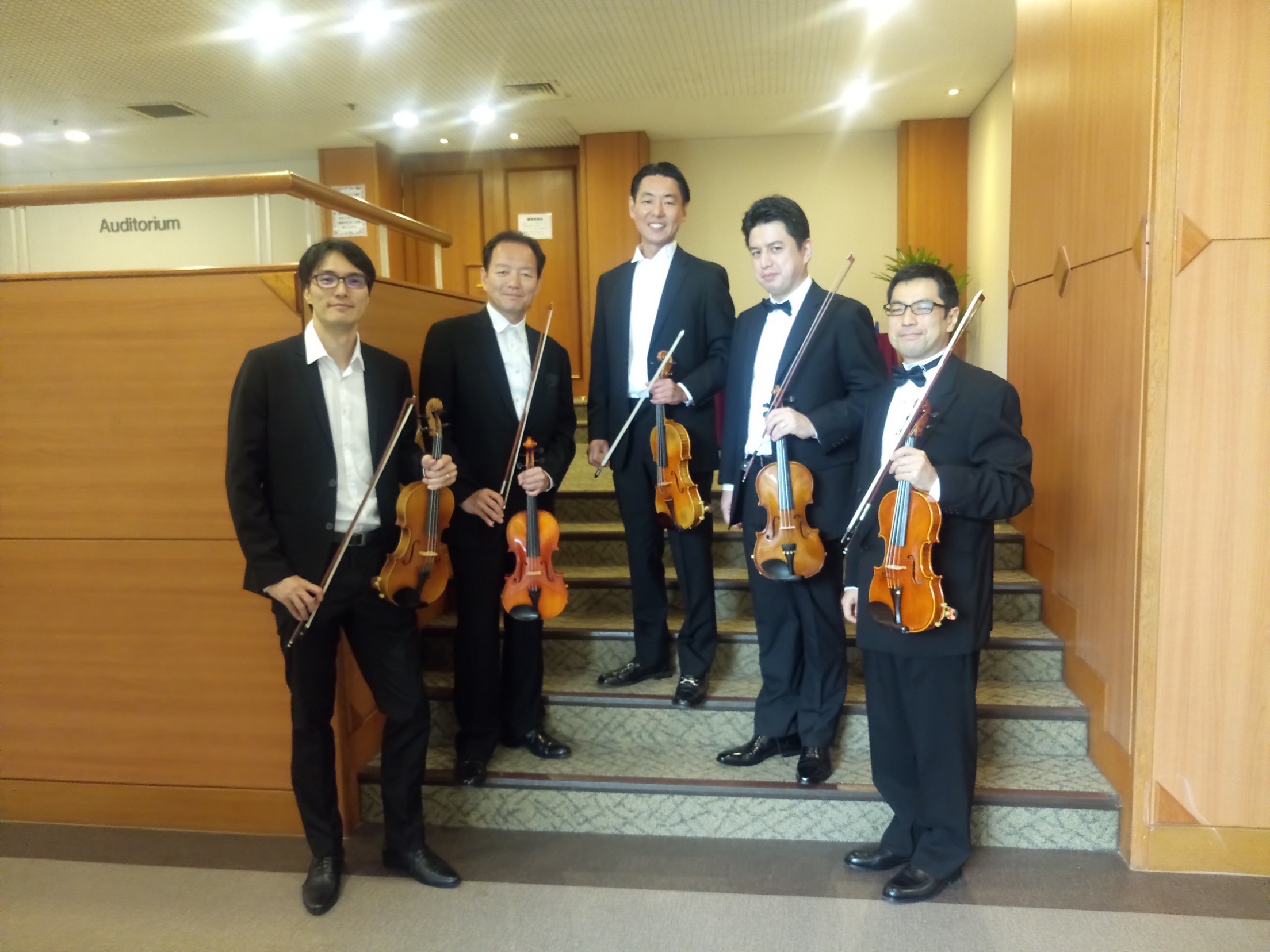 シンガポール駐在時のバイオリンアンサンブル（左から２番目が内藤さん・本人提供）