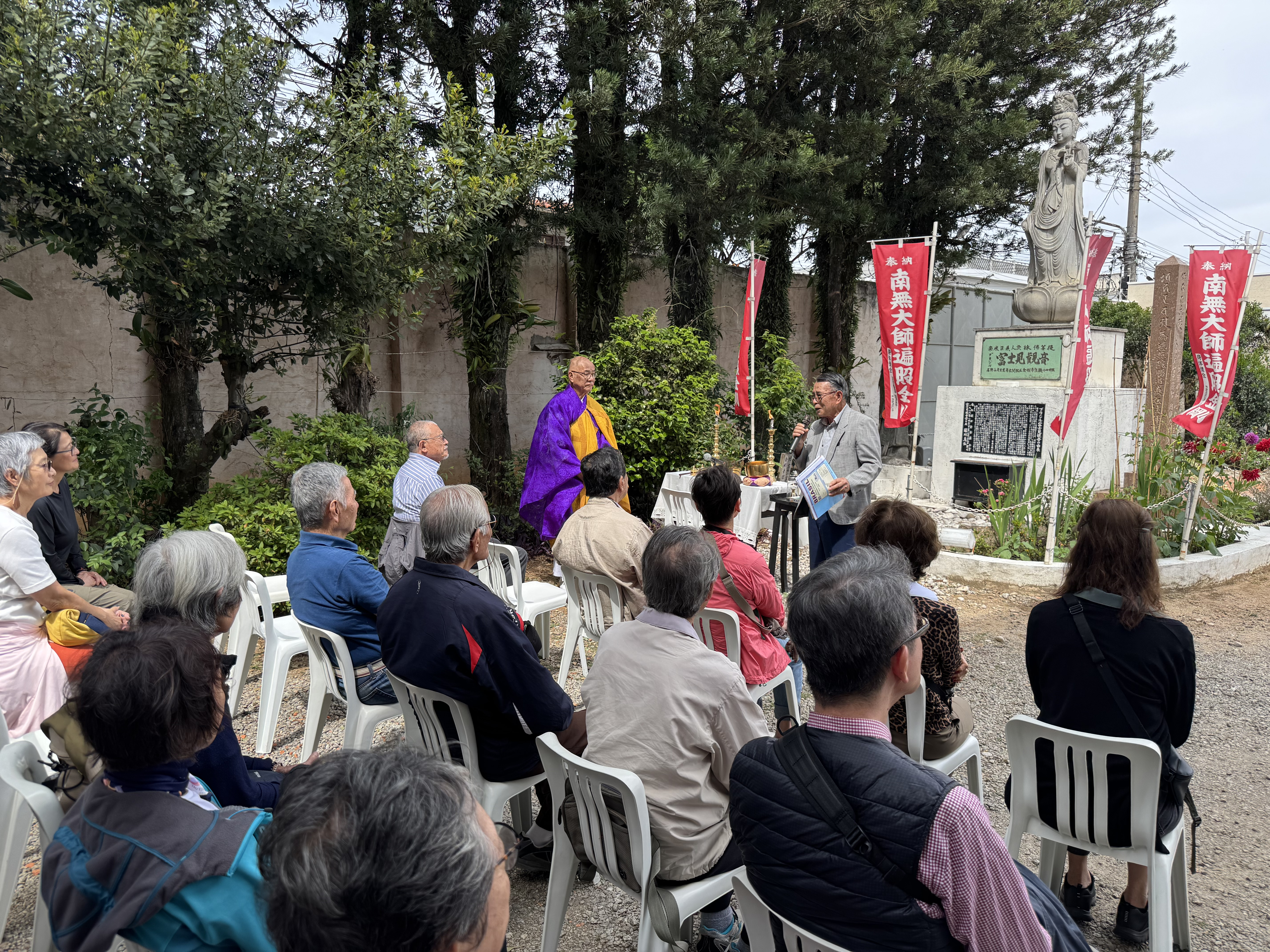 富士見観音の前で挨拶する中沢会長