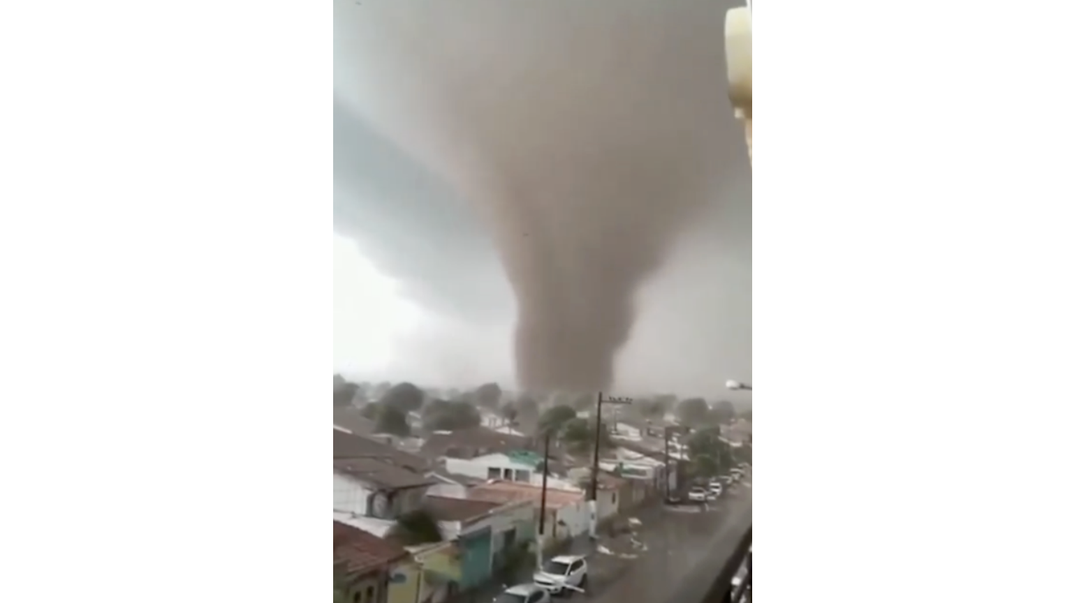 竜巻で町の9割が破壊＝風速330km／hで6人死亡