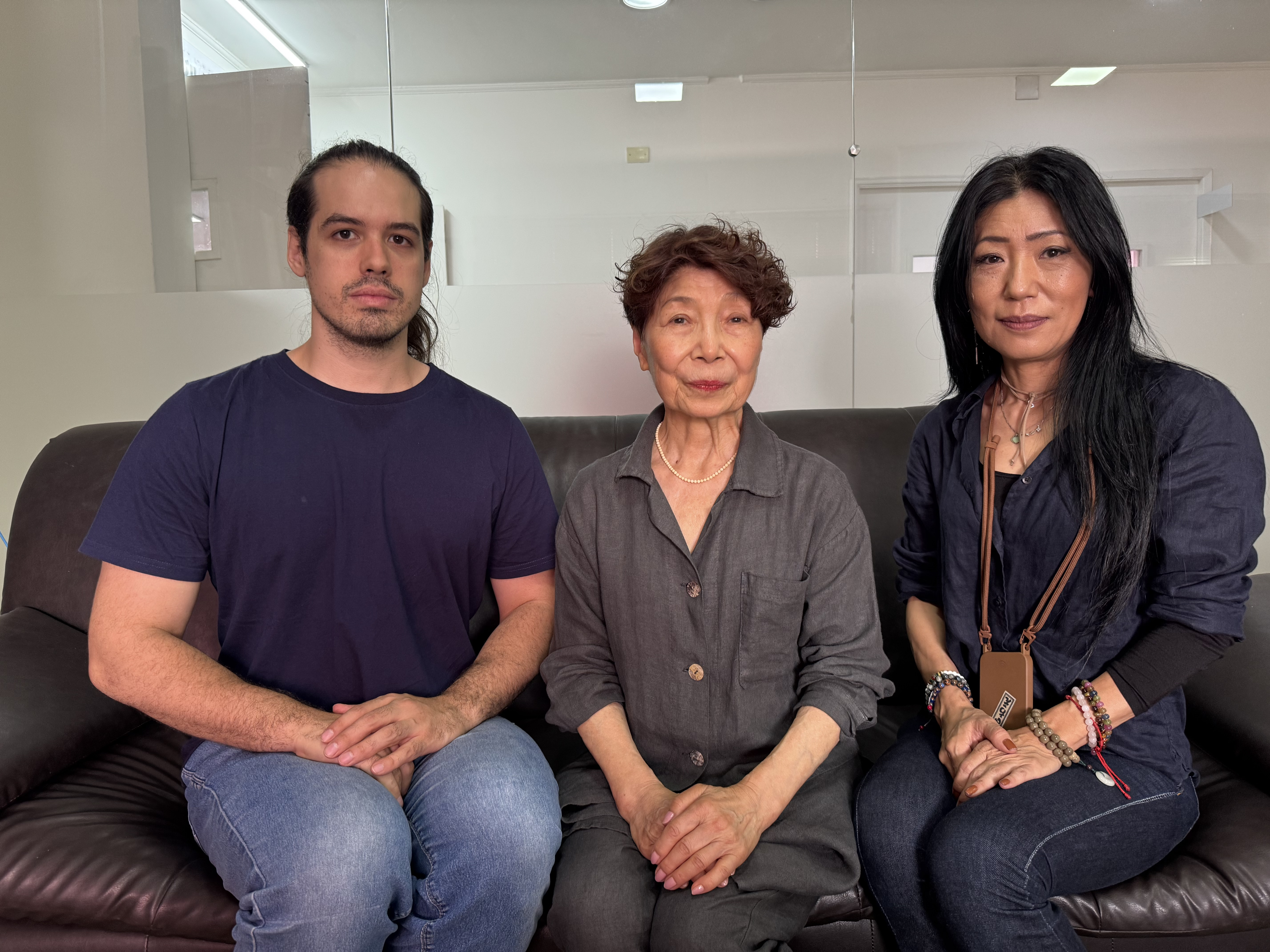 No centro, a representante Fujima Hokoto