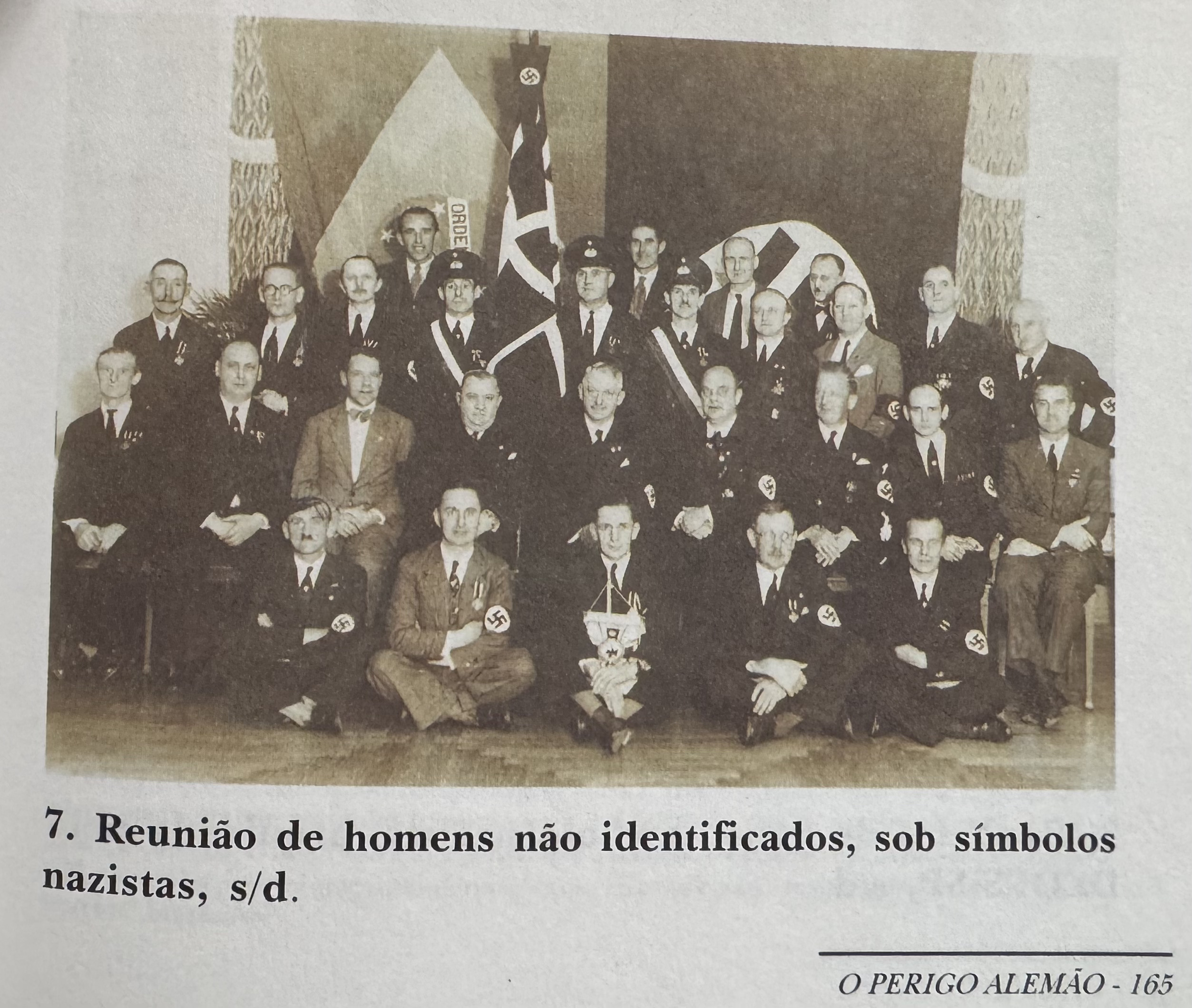 ブラジル国旗とナチス旗を掲げたドイツコミュニティの集会写真（『O Perigo Alemão e a Repressão Policial no Estado Novo』Priscila Ferreira Perazzo）