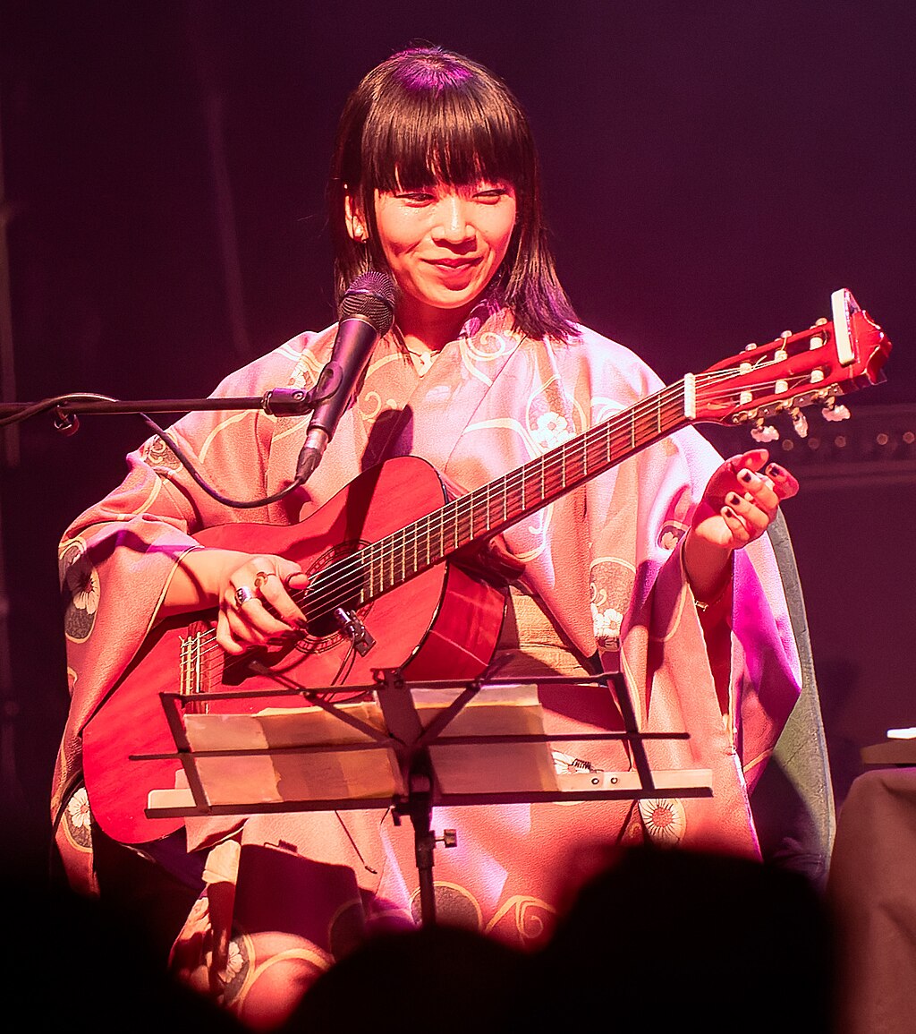 青葉市子（Raph_PH, via Wikimedia Commons）