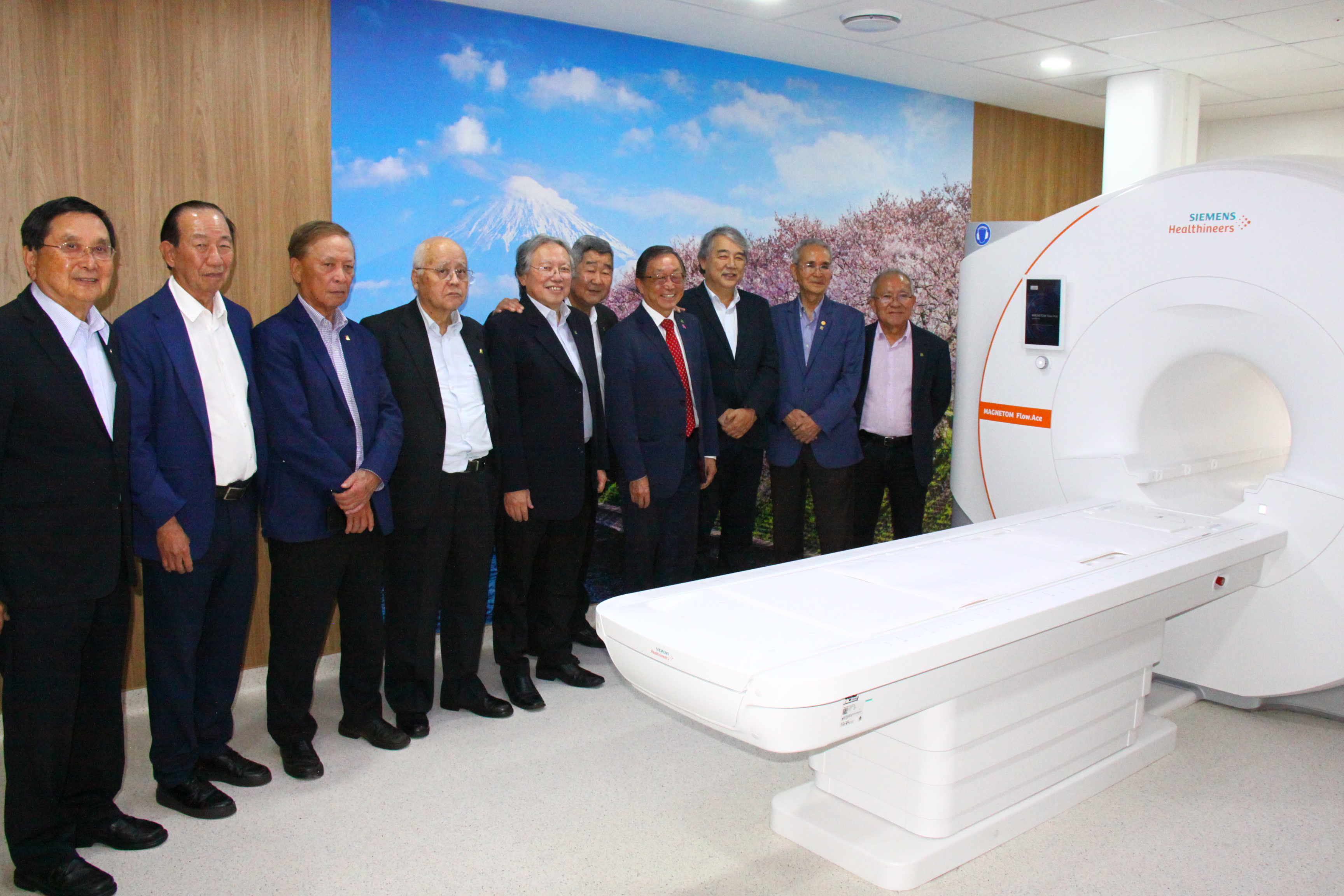 Novo equipamento de ressonância magnética e dirigentes da Enkyo