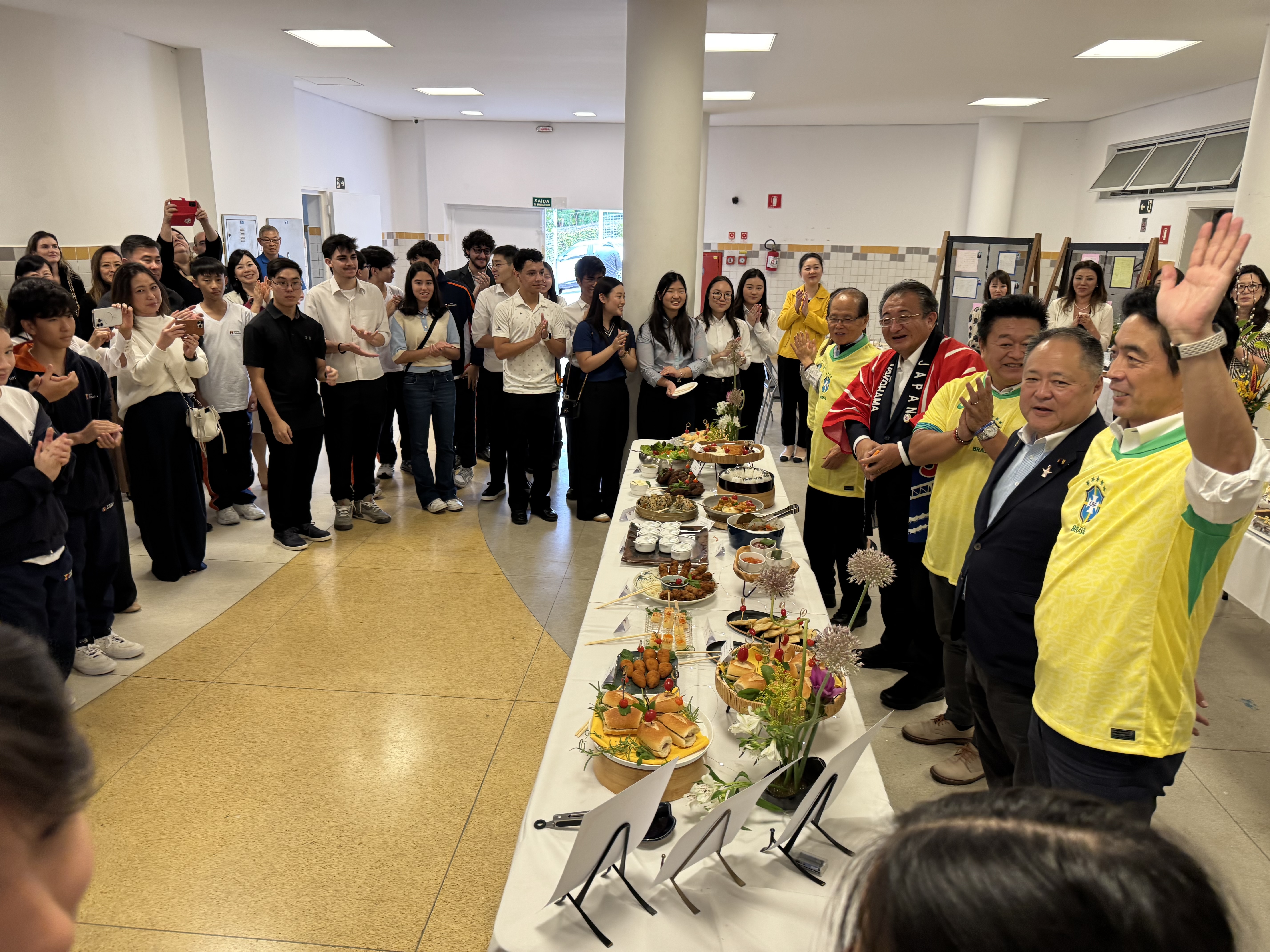 大志万学院の生徒父兄ら＝横浜市議公式視察団を歓迎