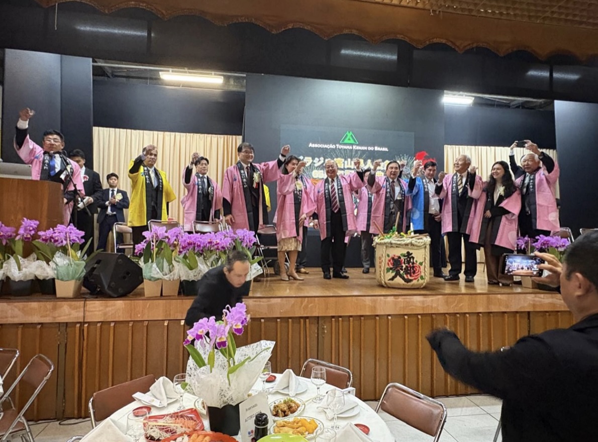 富山県人会創立65周年＝サンパウロ州富山県友好提携40周年＝母県から慶祝団、176人が祝う