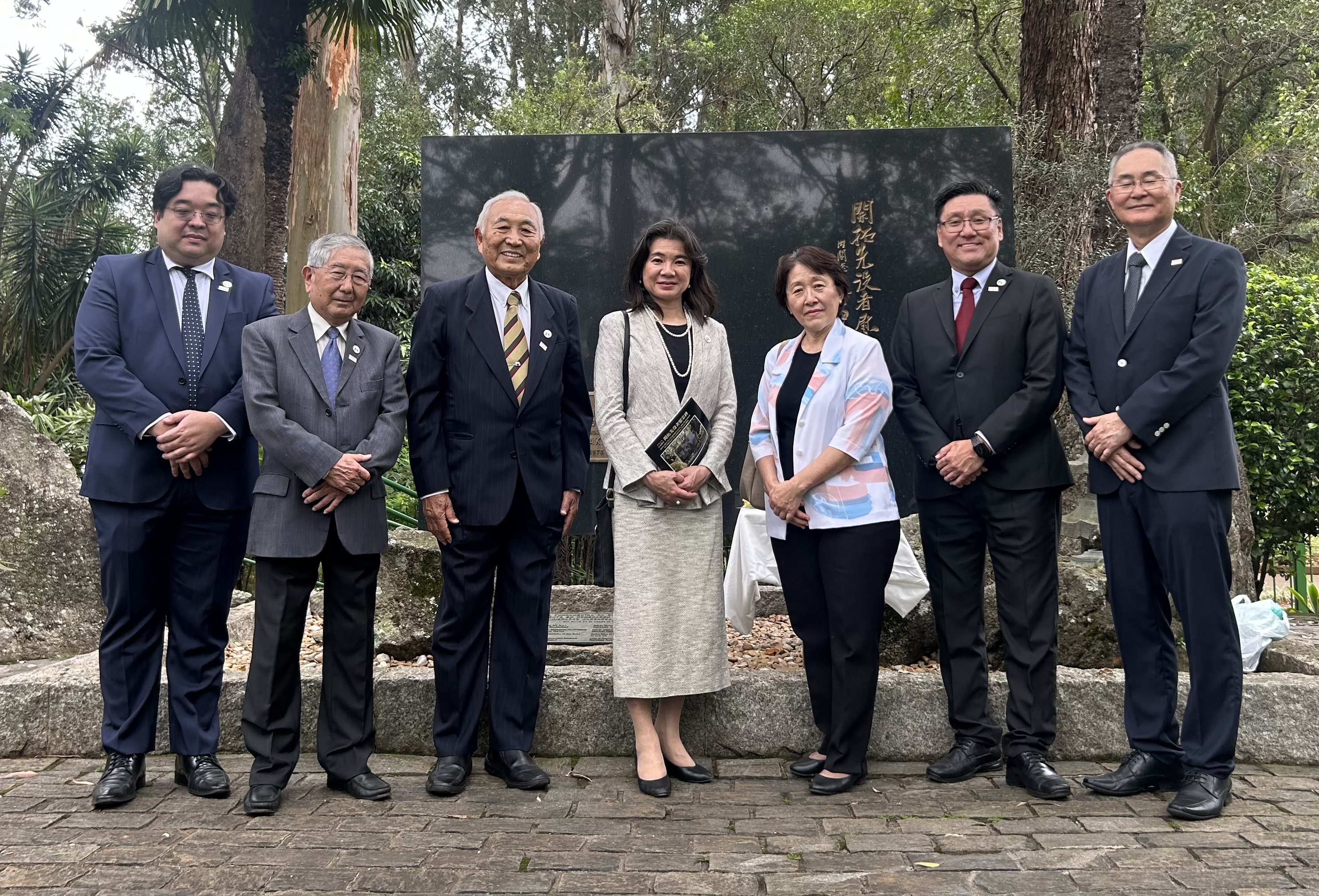 No centro está o cônsul-geral Suzuki, à sua esquerda o presidente Taniguchi