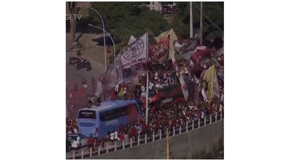 リベルタドーレス杯決勝に向かうチームのバスにフラメンゴ・ファンが乱入、宴会状態に