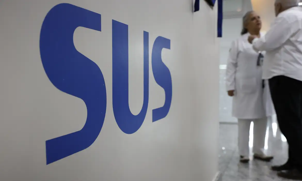 SUSの医療機関であることを示すロゴ（© Fernando Frazão/Agência Brasil）