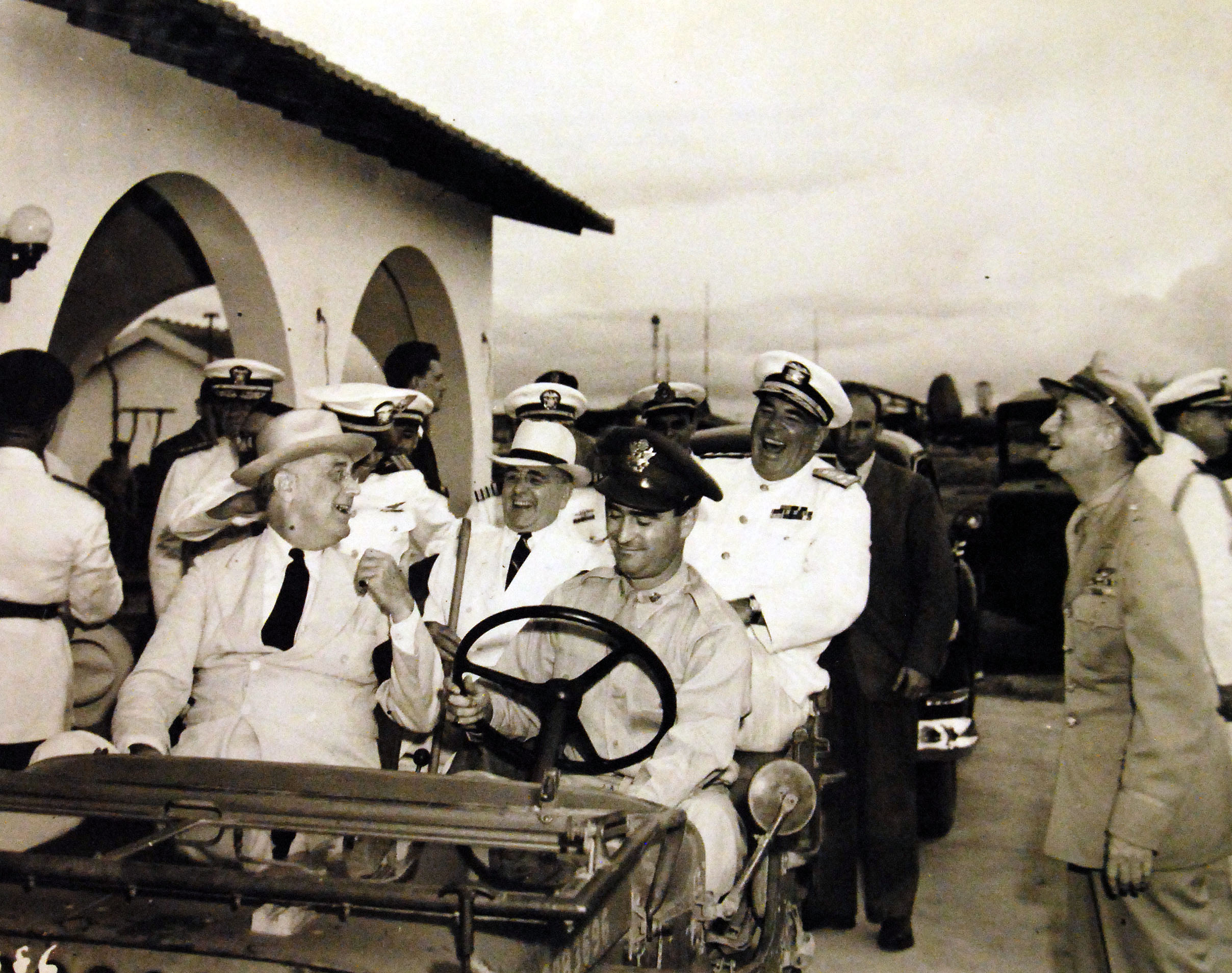 Em 1943, o presidente Vargas e o presidente americano Roosevelt inspecionaram instalações militares na capital do estado, Natal - 