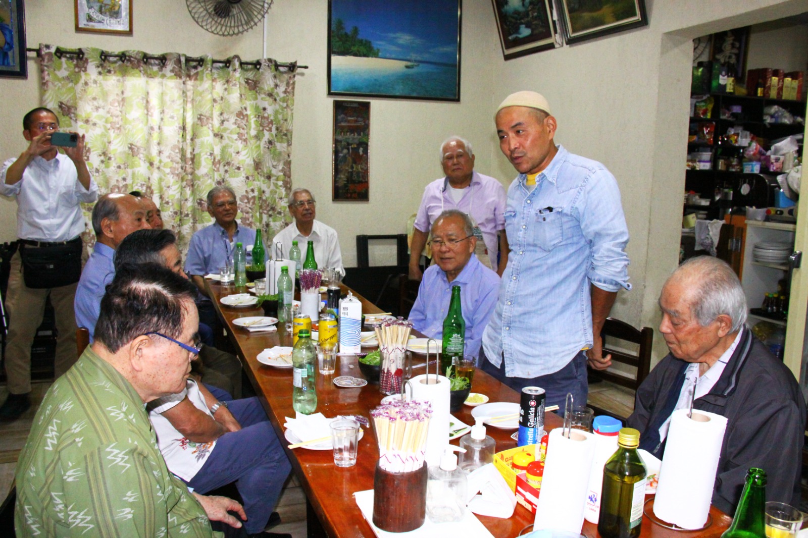 歓迎会であいさつする松林監督（右から2人目）