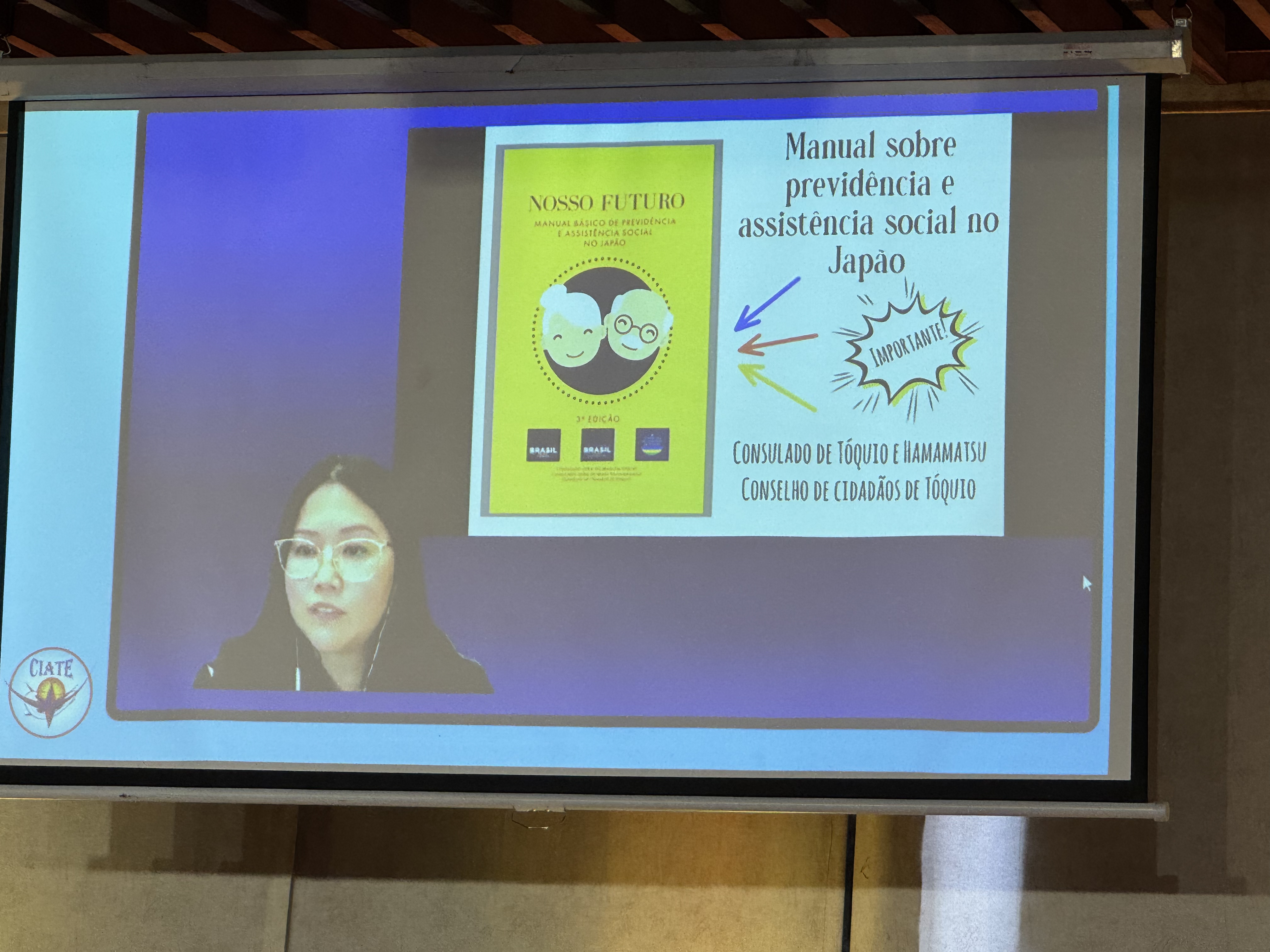 日本の社会保険制度が簡潔にまとめられたポ語冊子を薦める田村理事長