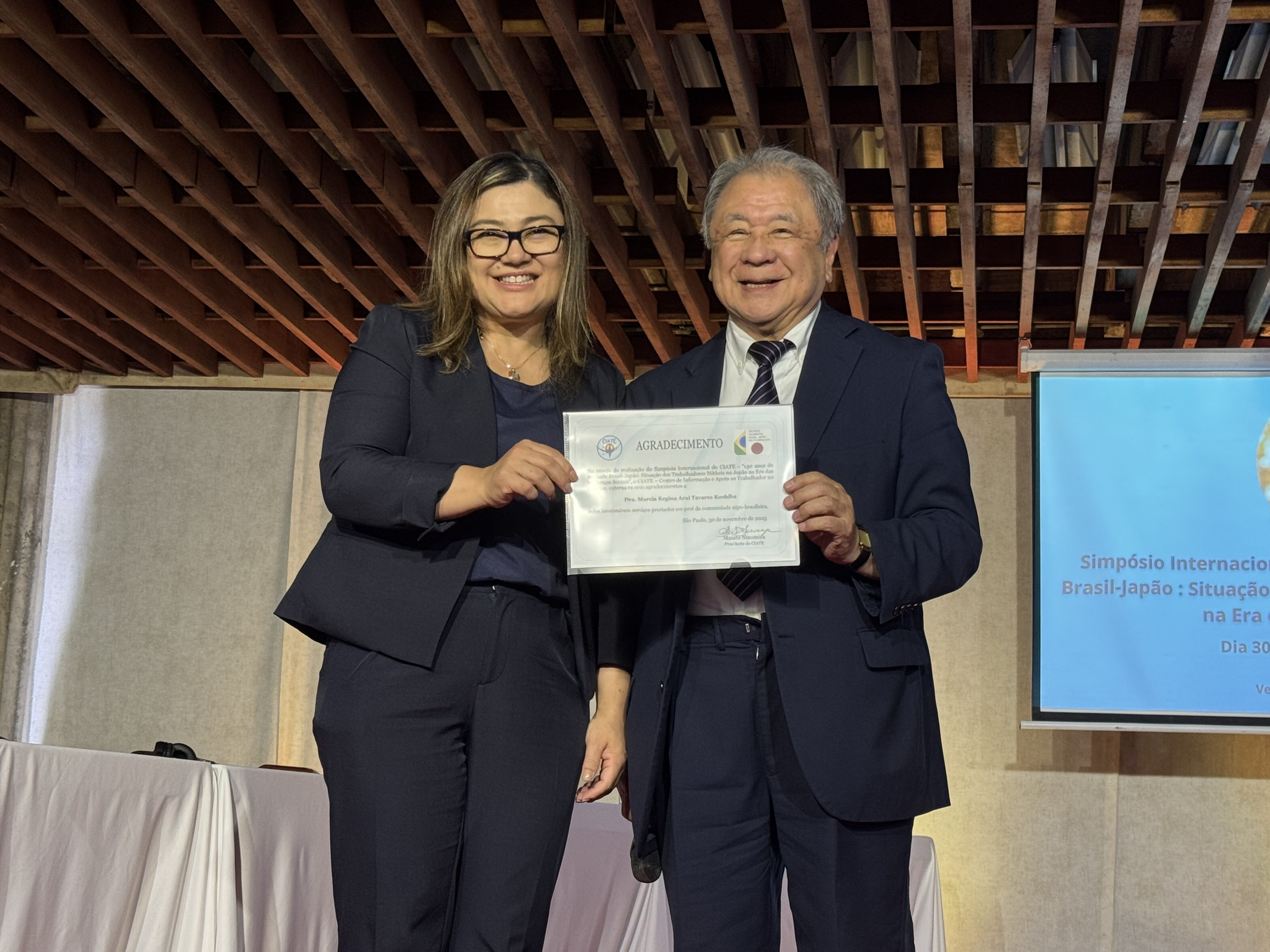 マルシア・コシバ弁護士に感謝状を渡した二宮理事長