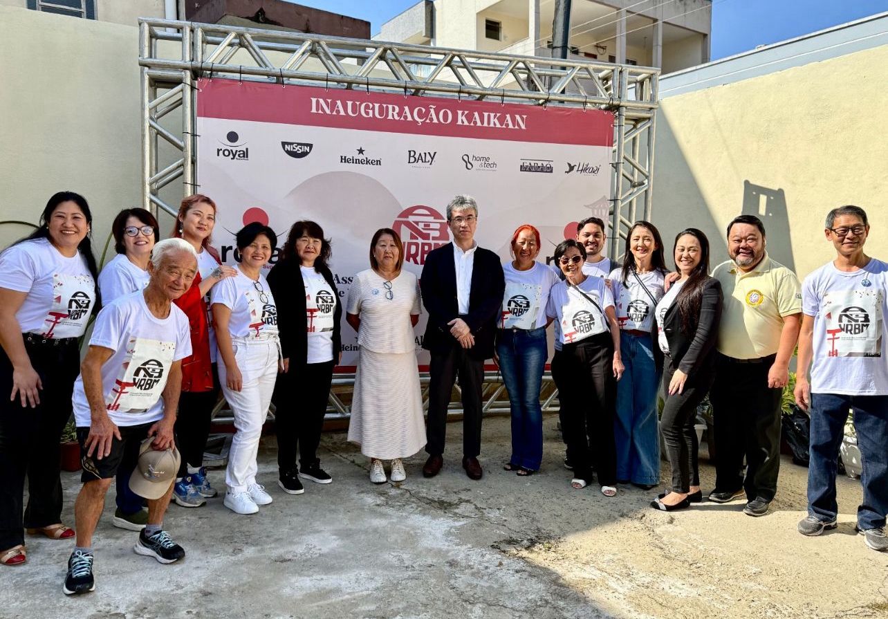 会館オープン記念式典の様子。右から5番目にヒロコ元会長※サングラスの女性（ANBVRBM提供）