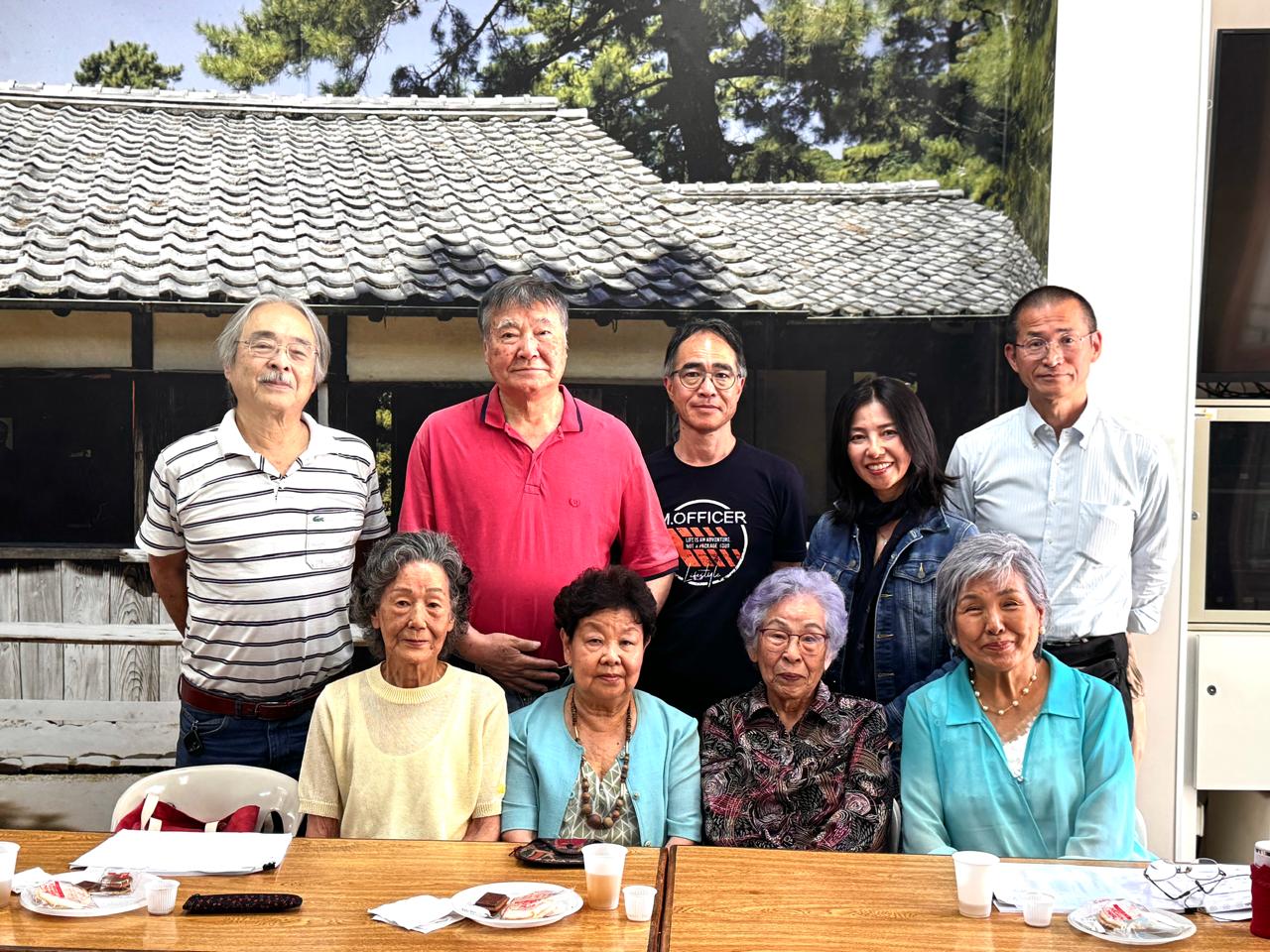 Membros do comitê editorial reunidos na Associação dos Naturais da Província de Yamaguchi