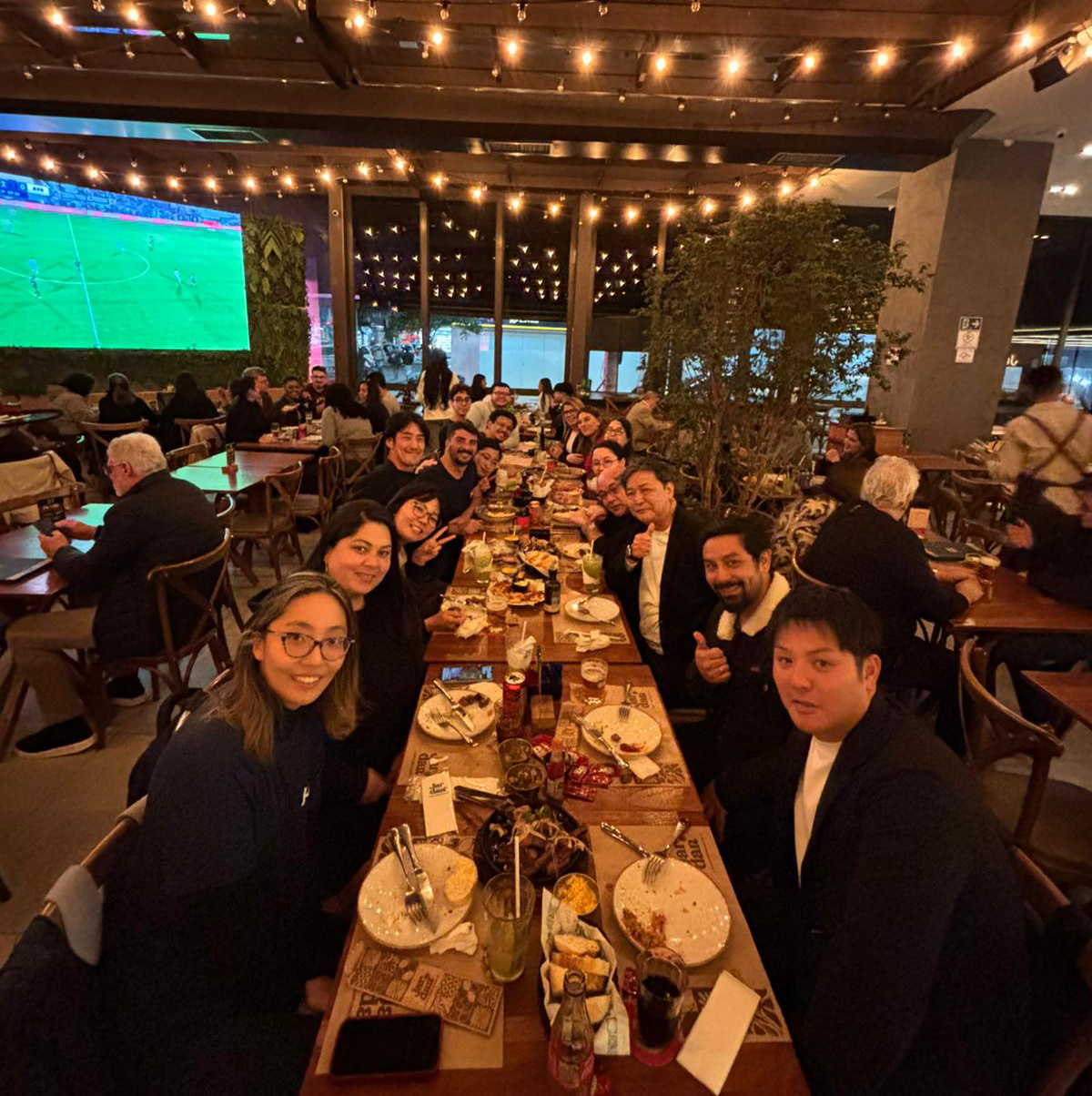 スタッフとの食事会（右手前が著者）