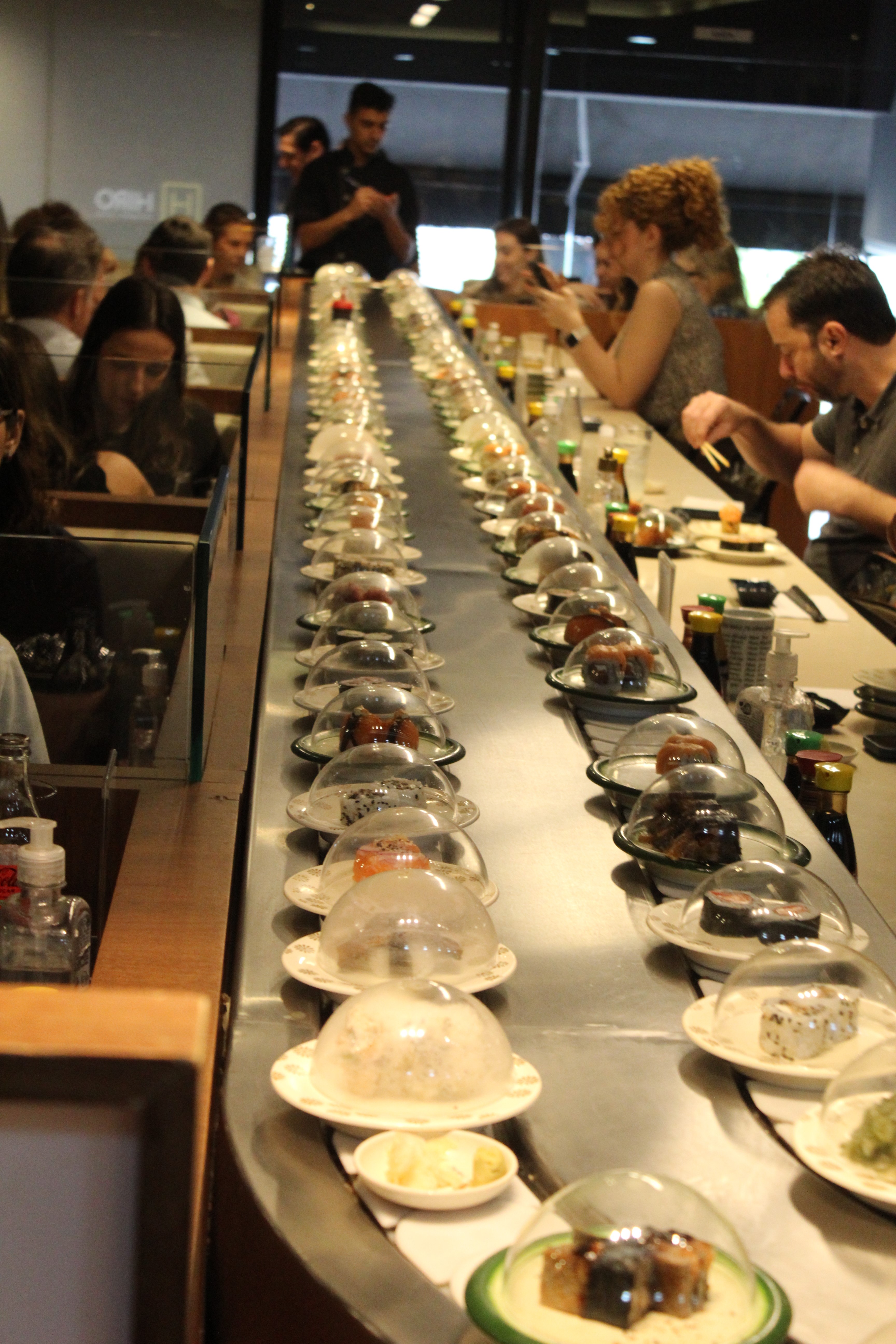 次々にレーンを流れてくる美味しそうな品々を見ているだけ楽しめる