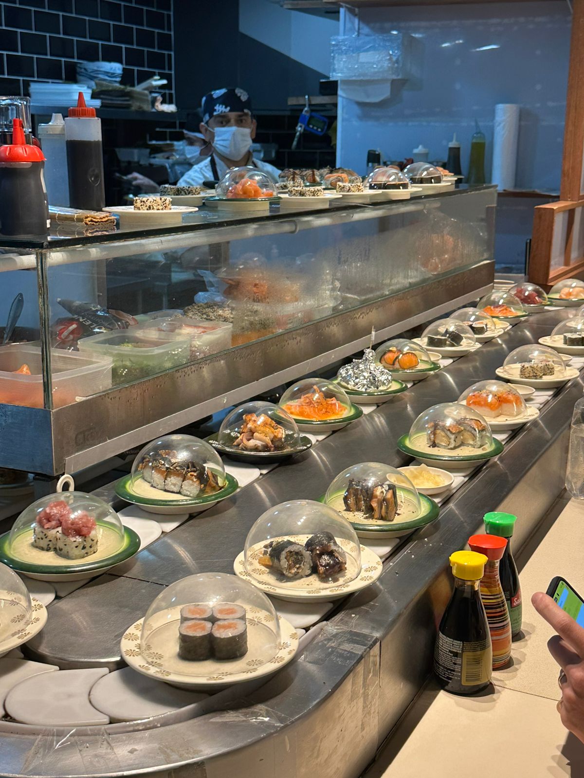 レーンには常時種類豊富なすしが流れる