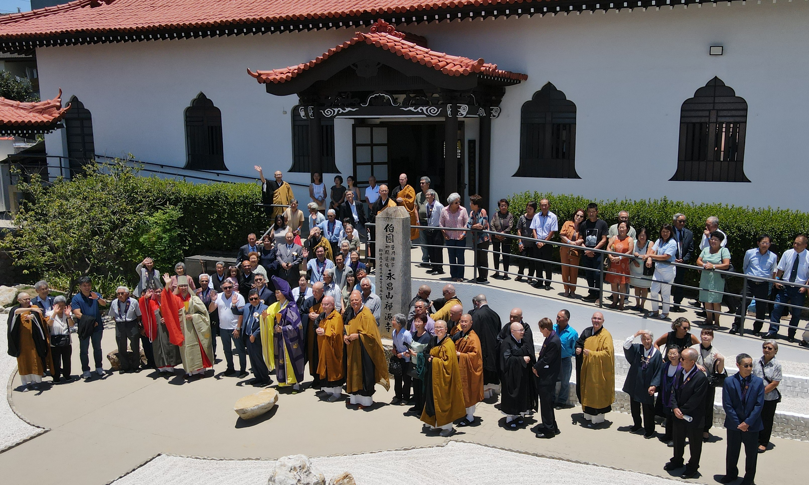 僧侶と檀信徒らでの集合写真（提供写真）