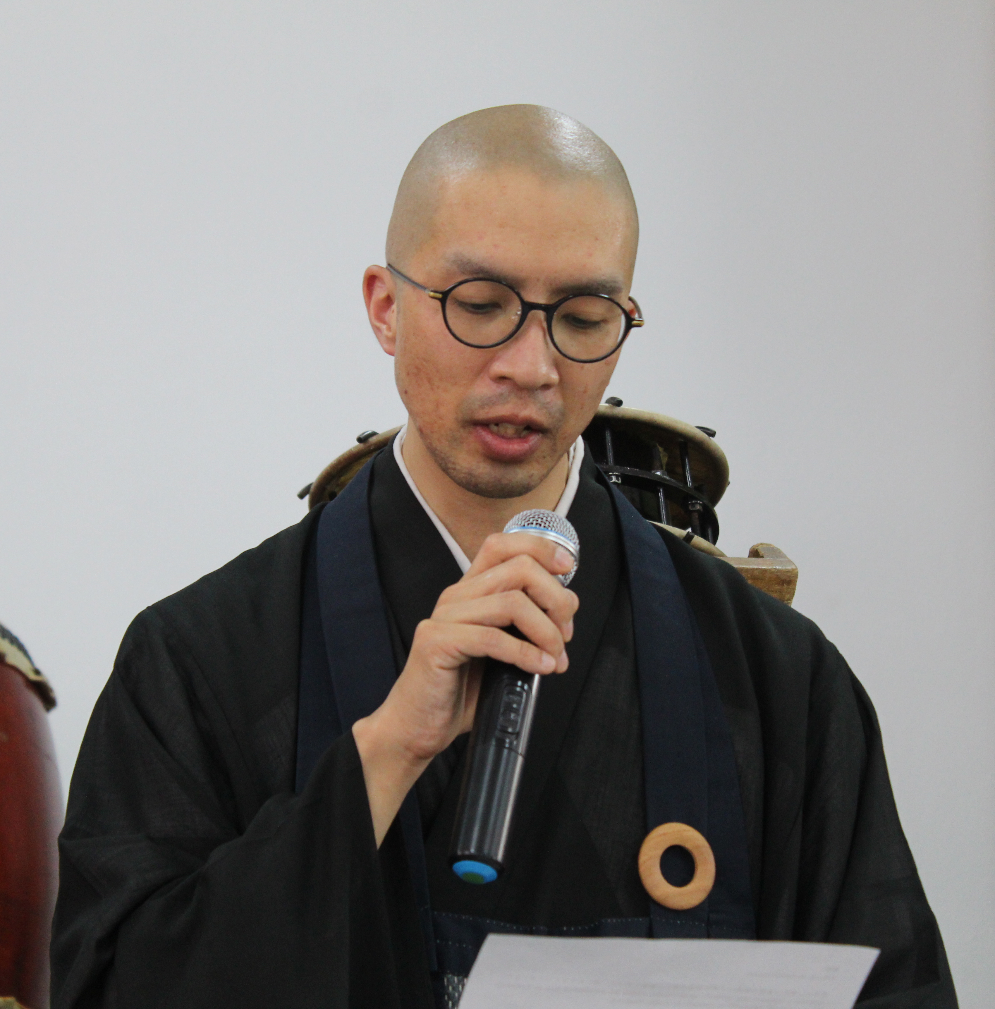 挨拶する田原住職