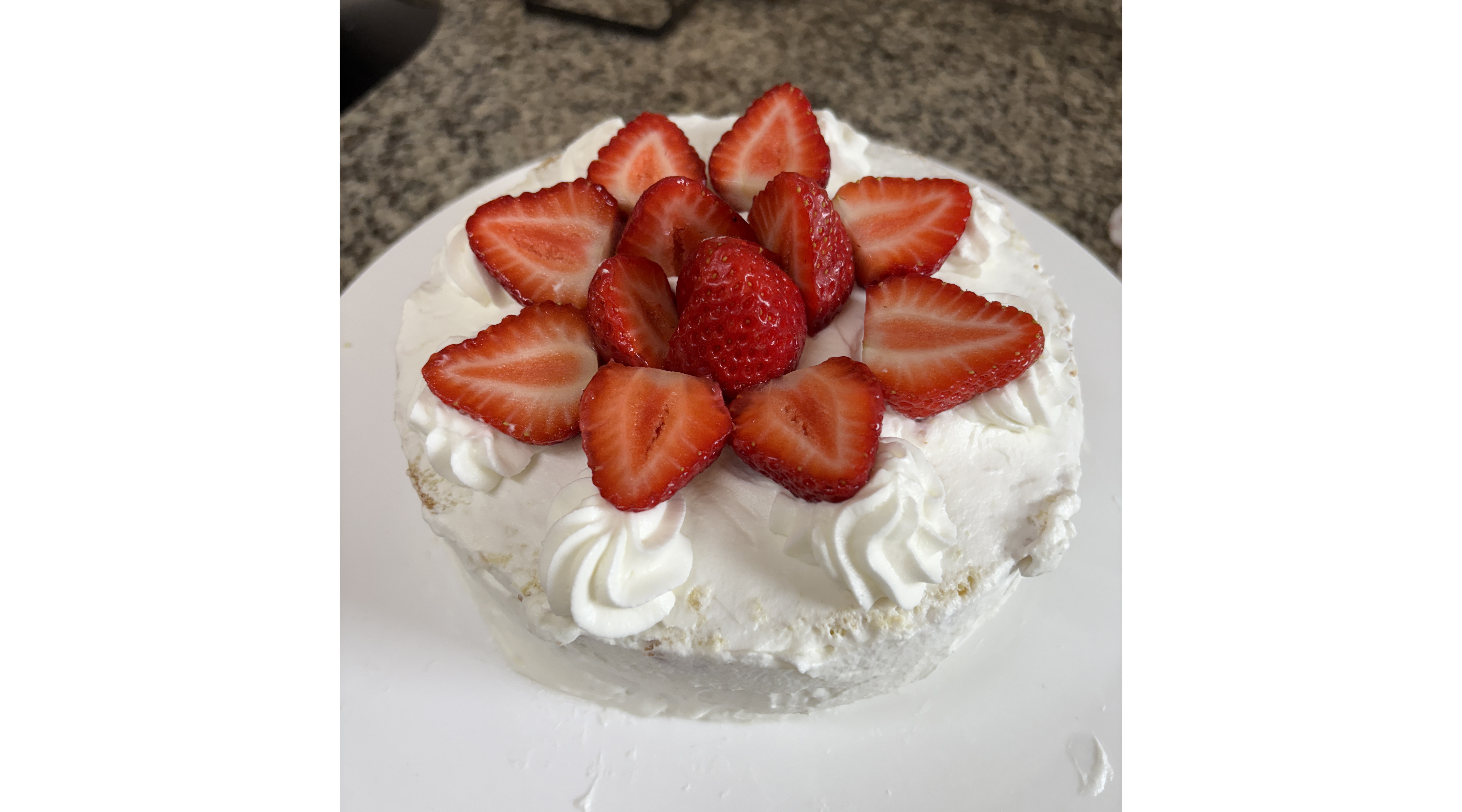 いちごのクリスマスケーキ=レシピ紹介コーナー「いただきます」(65)=「日本の家庭料理をブラジルで作る!」