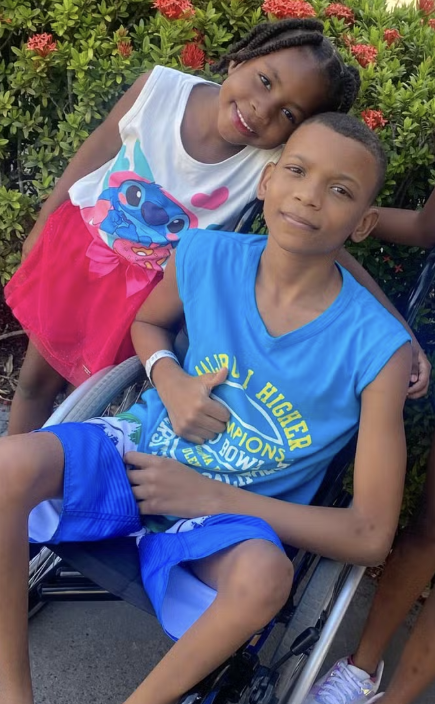 タリアちゃん（左）とアドリアンくん（Foto: redes sociais）