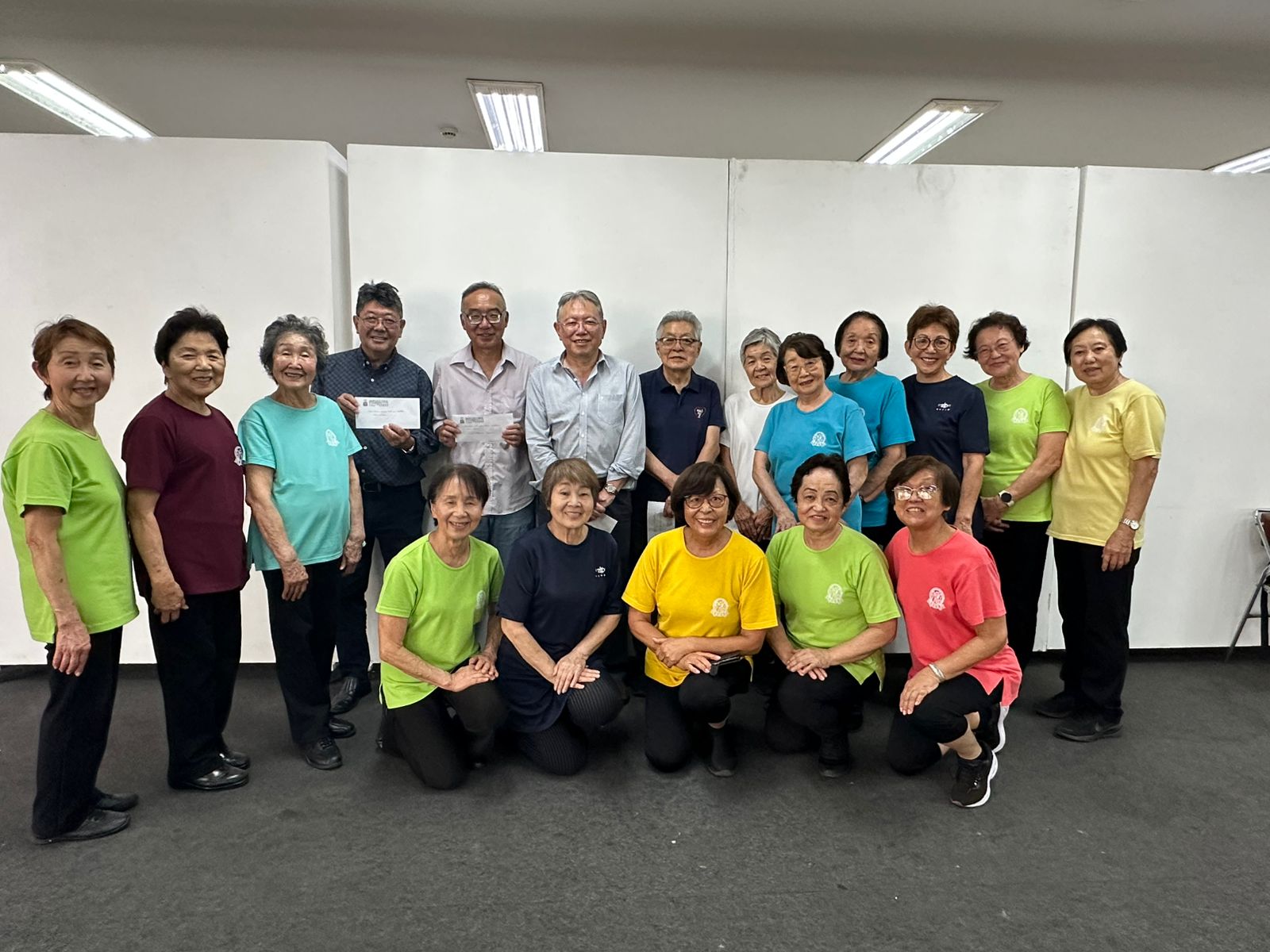 贈呈式参加者ら