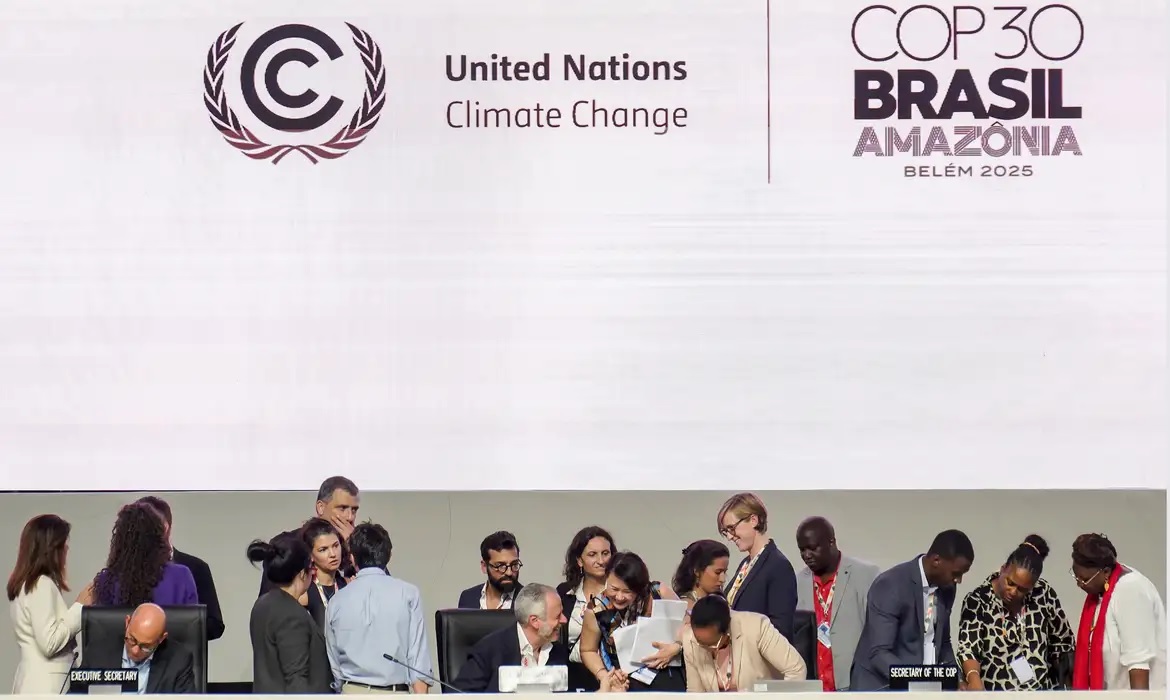 COP30の会場で話し合う各国代表達（© Rafa Neddermeyer/COP30 Brasil Amazônia/PR）