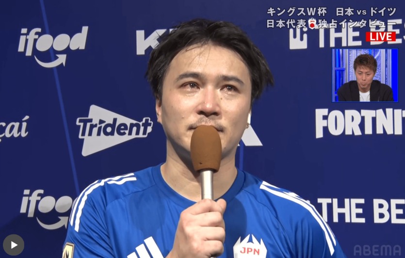 大粒の涙を流しコメントする加藤代表（ABEMA TIMESより）