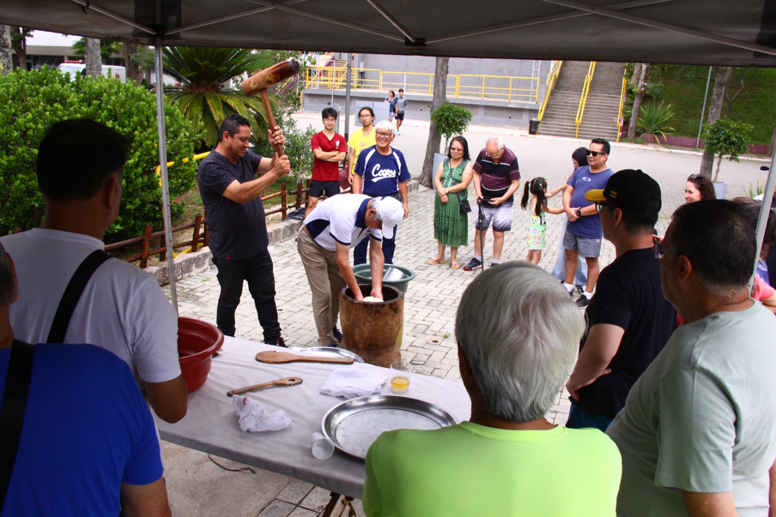 会員が交代で餅つきに参加