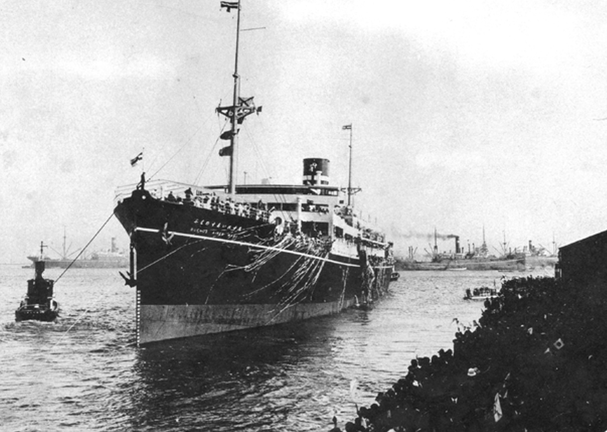 神戸港の出航風景（「在伯同胞活動実況写真帳」1938年、竹下写真館、高知県古市町およびサンパウロ市）