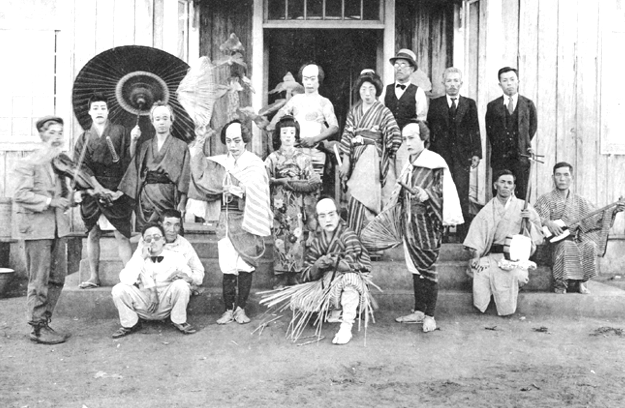 戦前の植民地の慰安会の様子（「在伯同胞活動実況写真帳」1938年、竹下写真館、高知県古市町およびサンパウロ市）
