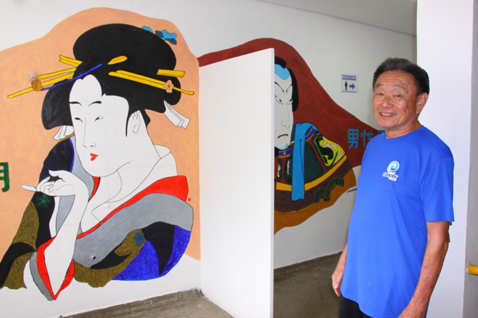 改修されたトイレの外壁に浮世絵を描いた外塚さん