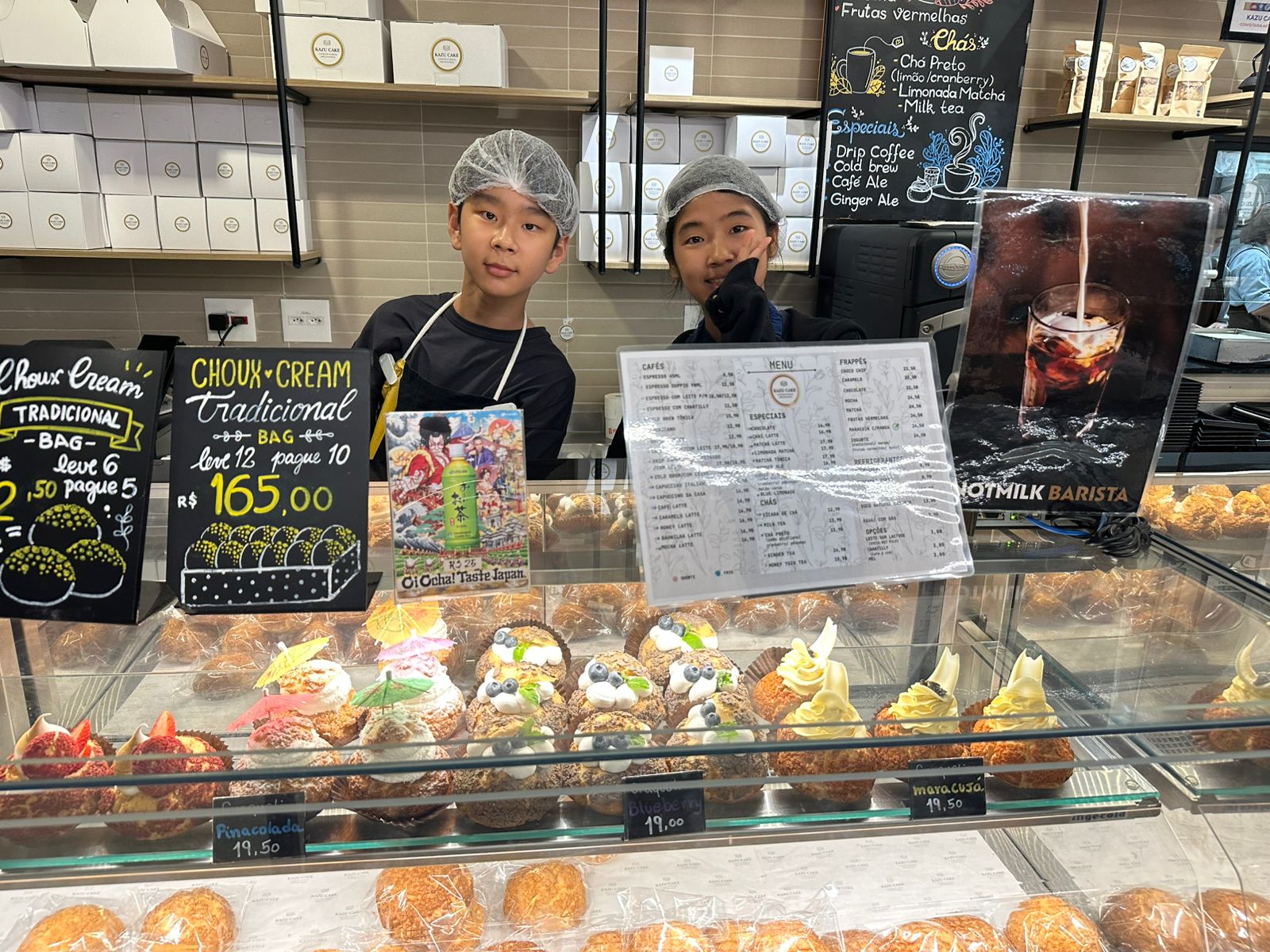 Hashimoto-kun (esquerda) e Kimura-san fazendo experiência profissional