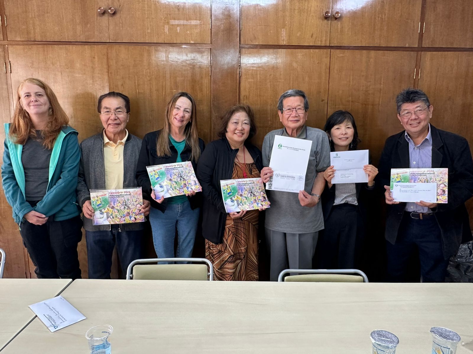 右から本田会長、制作者の本郷さん、山田会長