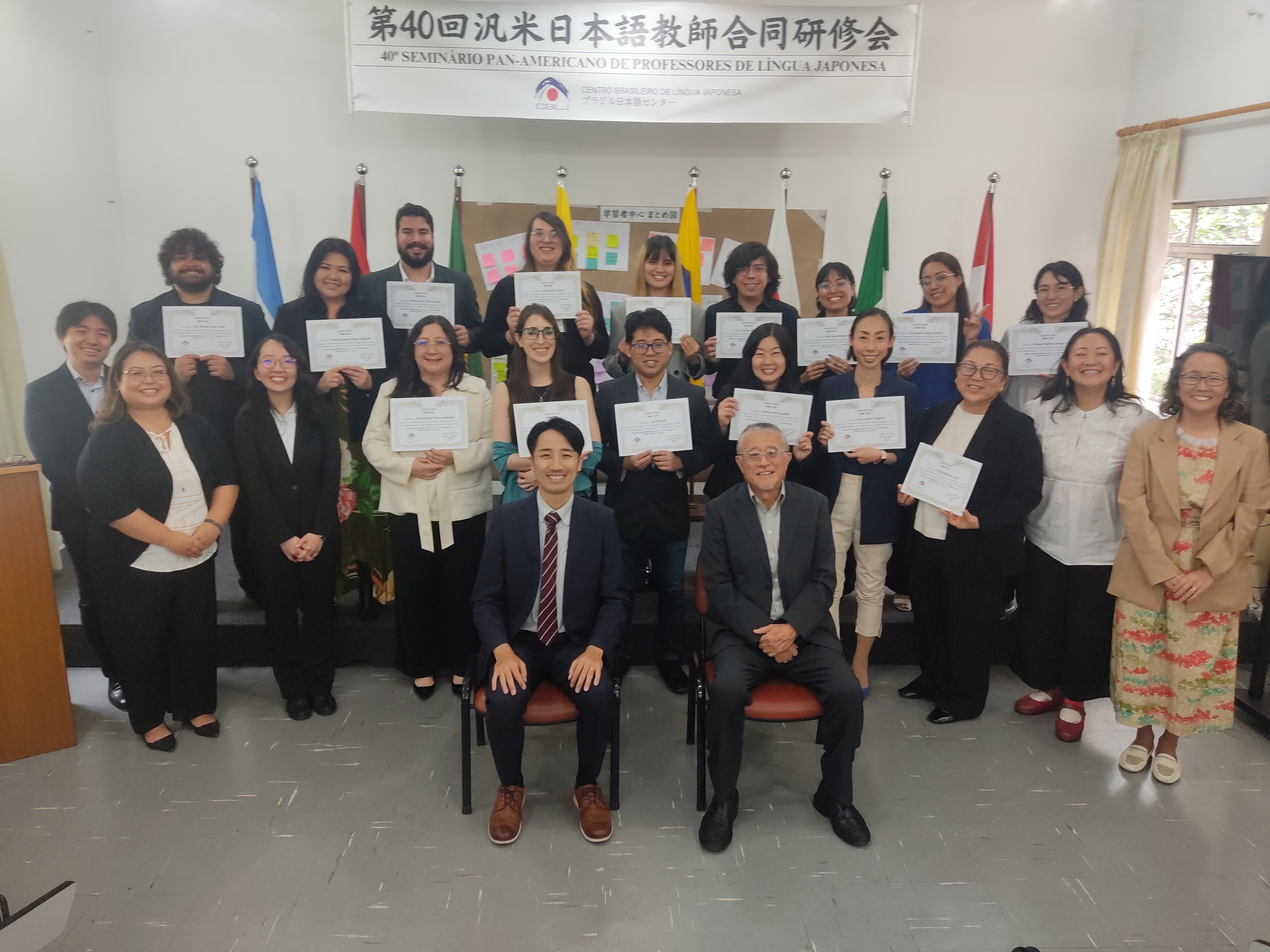 修了証を受け取った笑顔の研修生たち