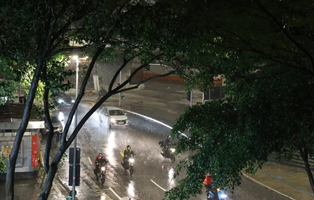 29日のサンパウロ市で夜半に豪雨